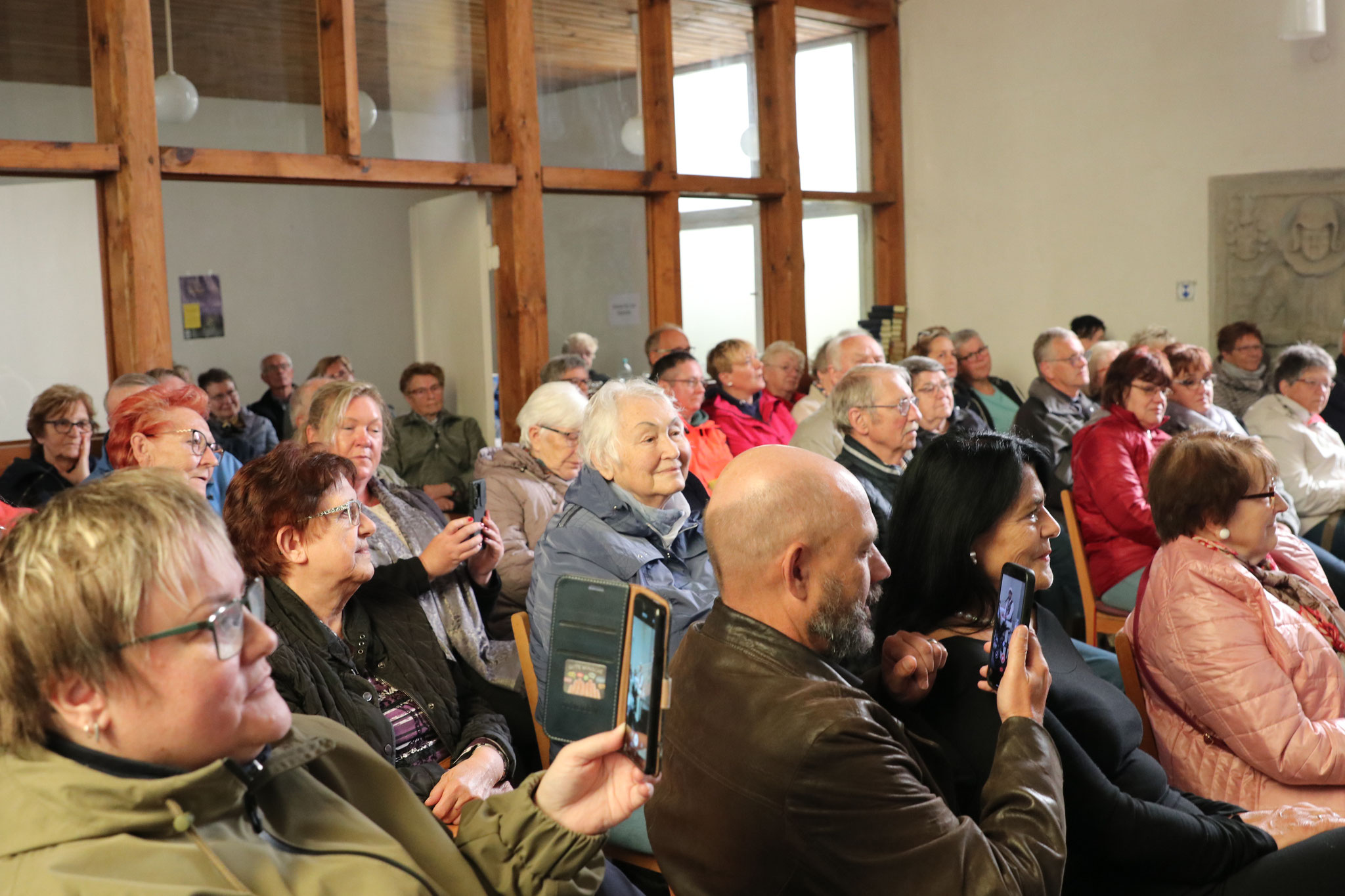 Publikum fordert Zugaben in der Dorfkirche Möthlitz.