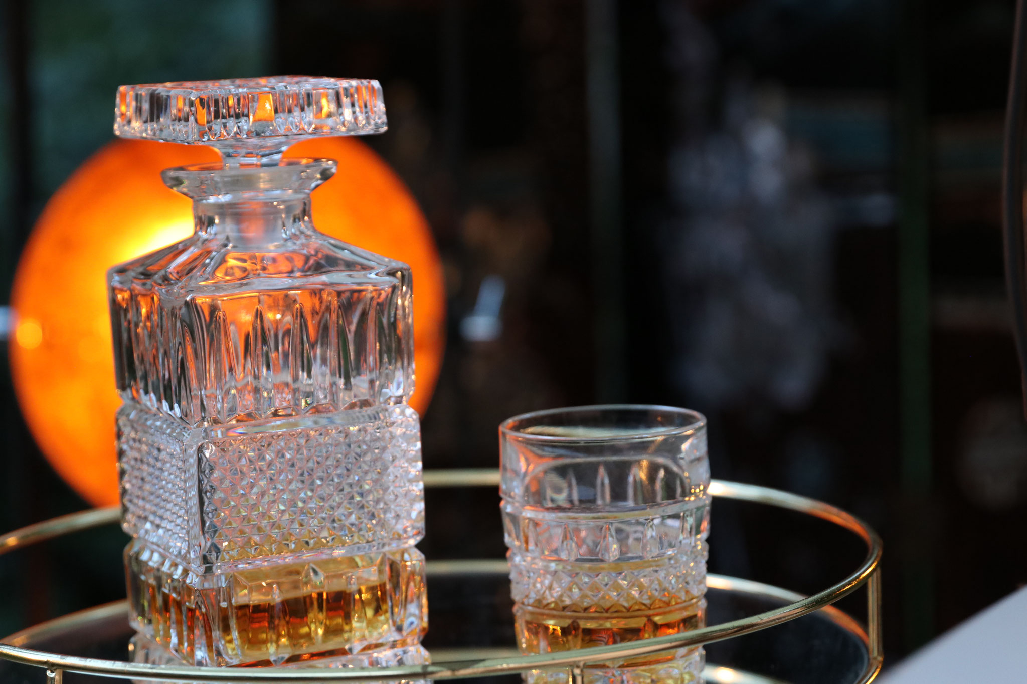 Whiskey-Karaffe, Pailletten, Federn – Thomas Kübler bringt Varieté-Flair