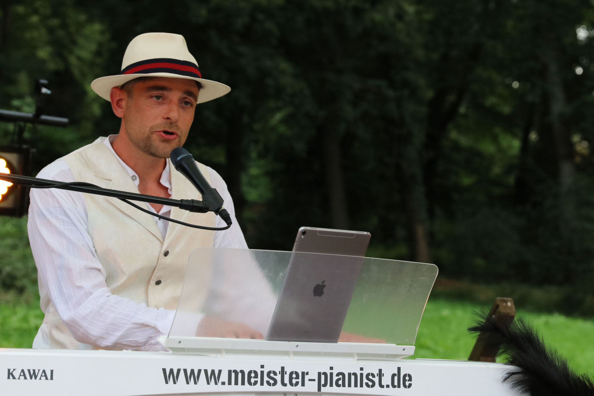 Thomas Kübler interpretiert Swingklassiker live im Schlosspark Krumke