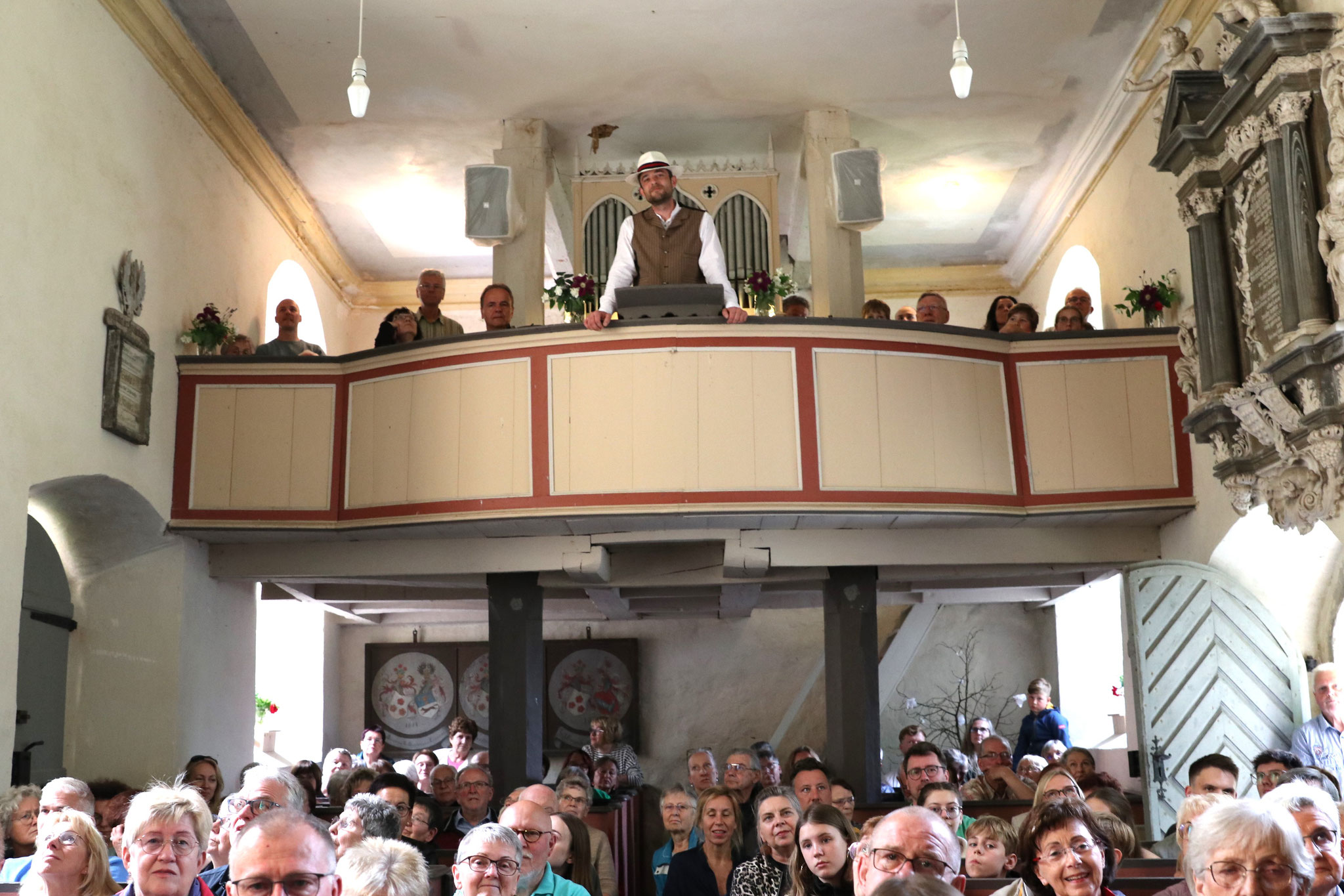 Ein Gemeinschaftswerk: Die Empore voll, der Altarraum ein Konzertsaal.