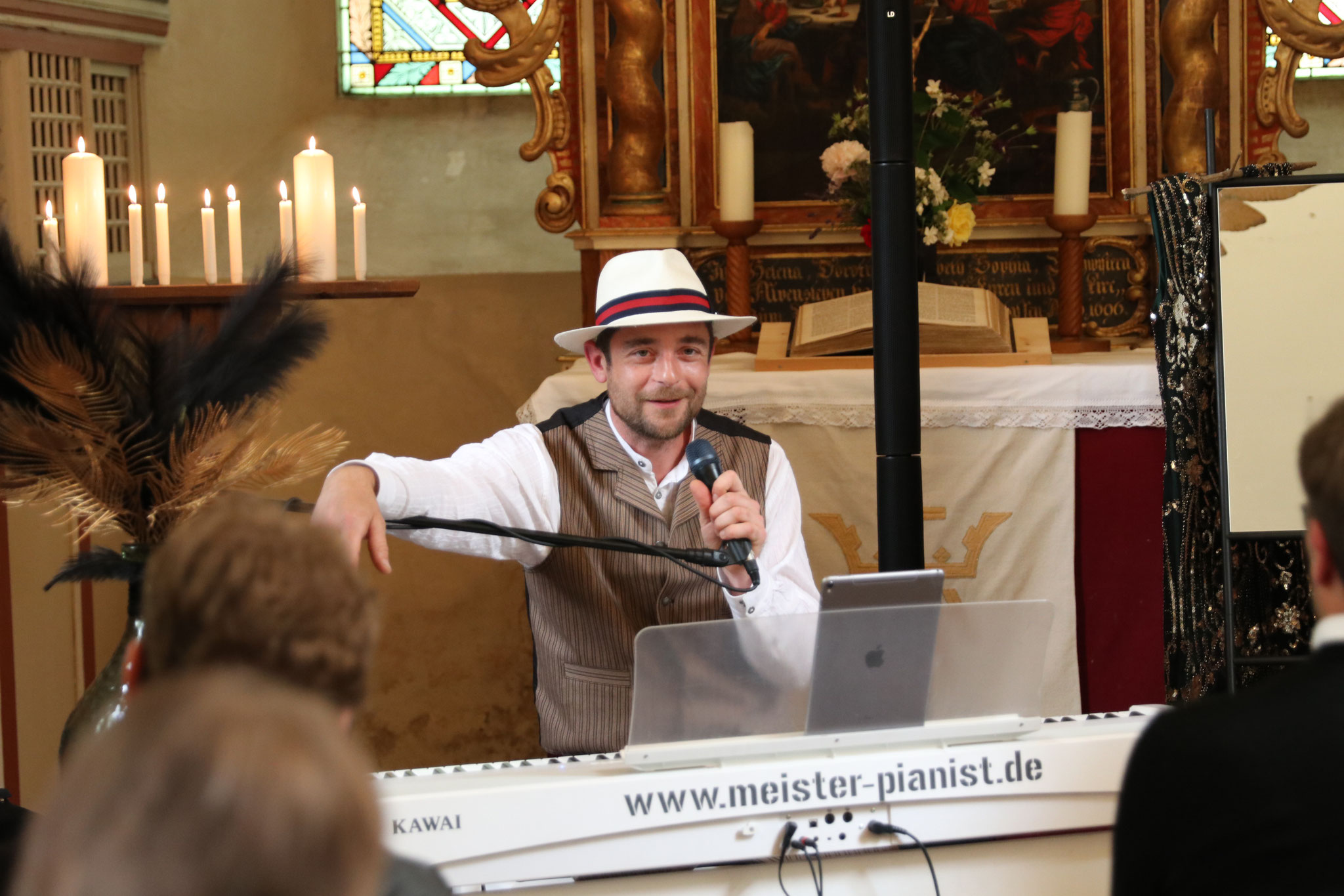 Charmant und virtuos: Thomas Kübler führte mit Witz und Fingerspitzengefühl durch das Programm.