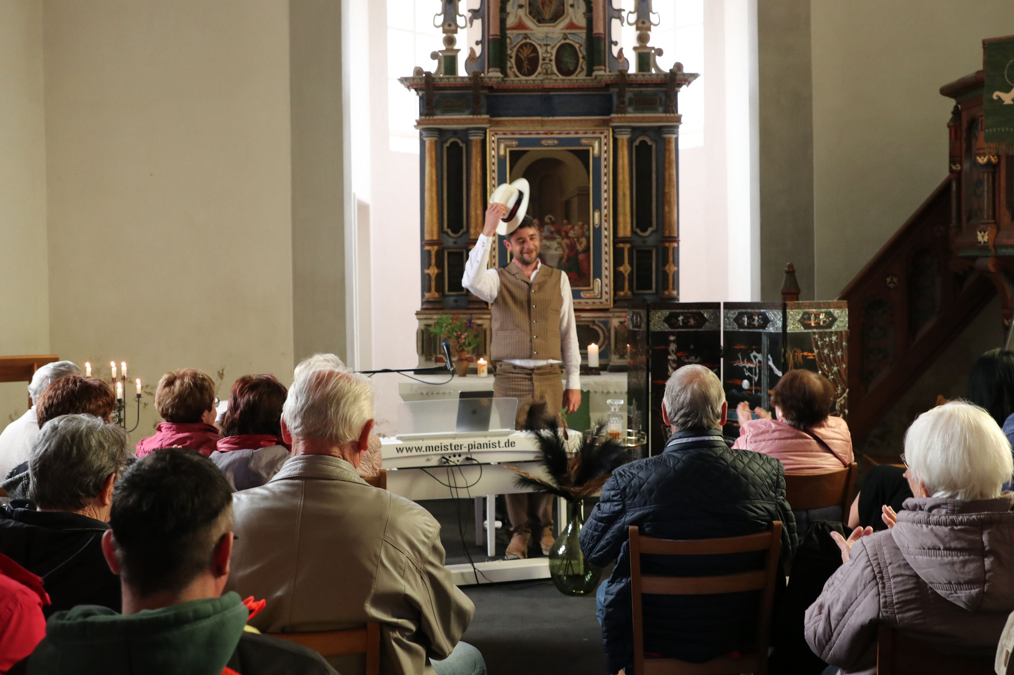 Thomas Kübler verbeugt sich dankend vor dem Publikum in der Dorfkirche Möthlitz