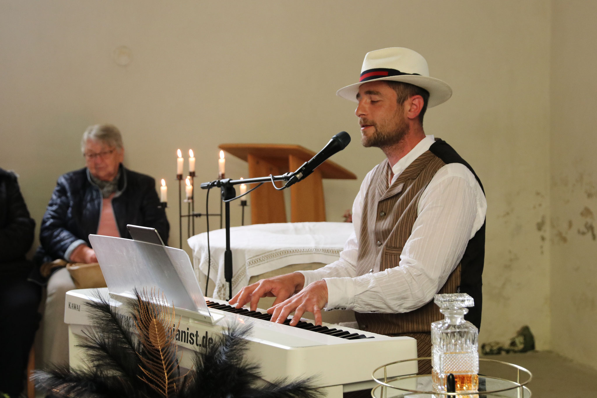 Der Meisterpianist Thomas Kübler am Klavier – live in der vollbesetzten Dorfkirche Möthlitz.