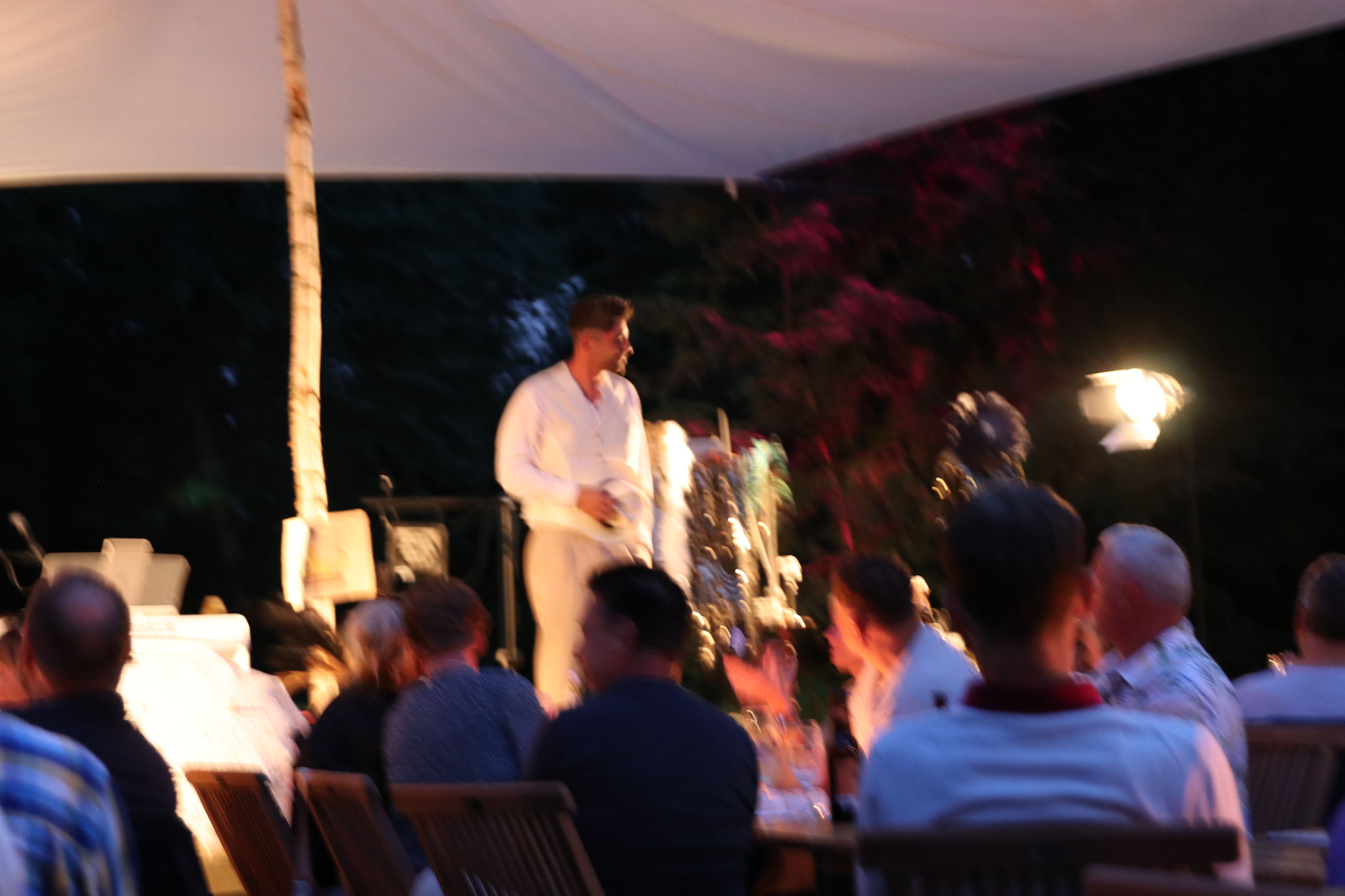 Ausverkauftes Open-Air: Publikum genießt Jazz, Salonmusik und Varieté-Stimmung