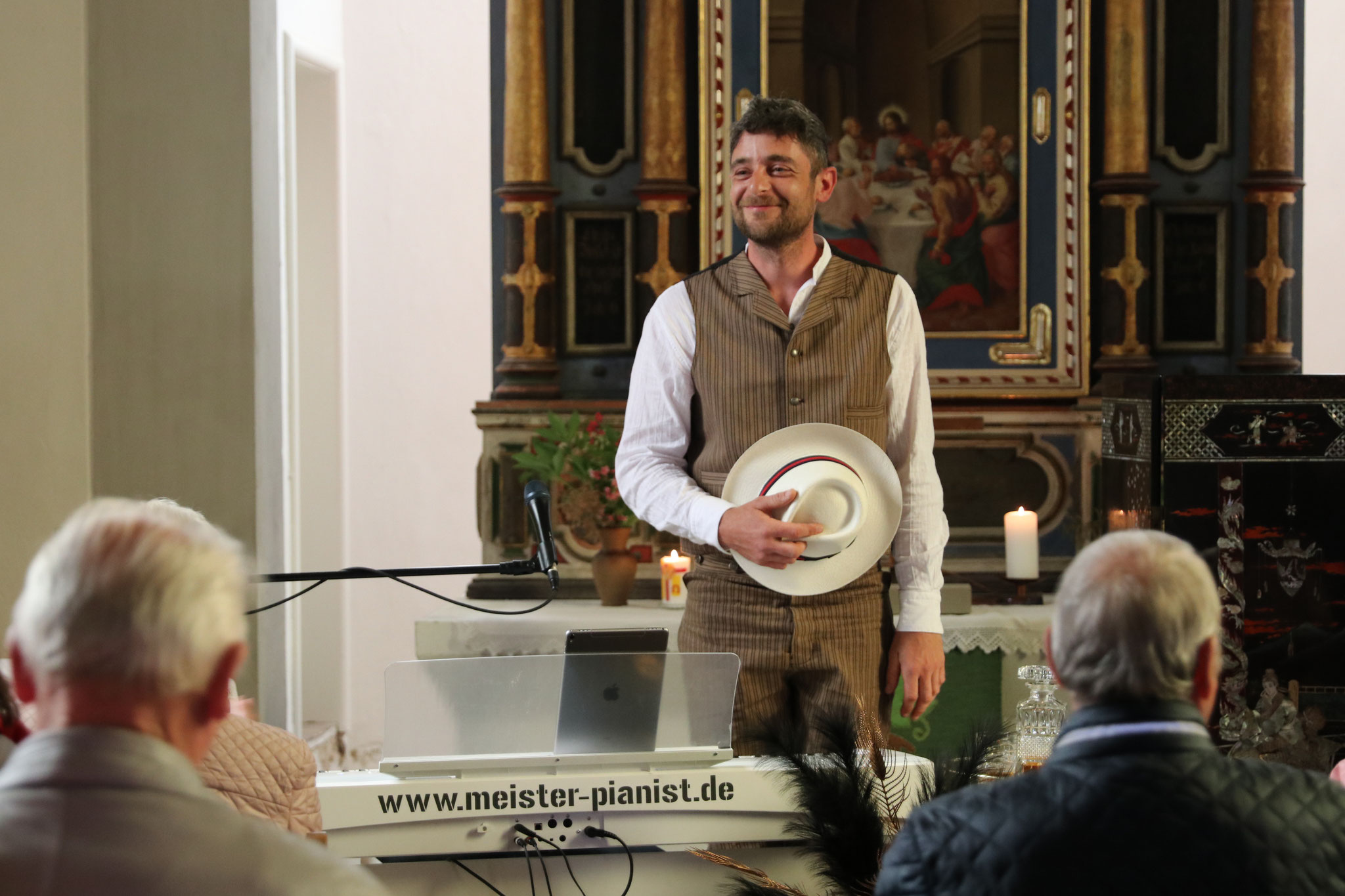 Applaus für den Pianisten und Sänger Thomas Kübler in historischer Dorfkirche