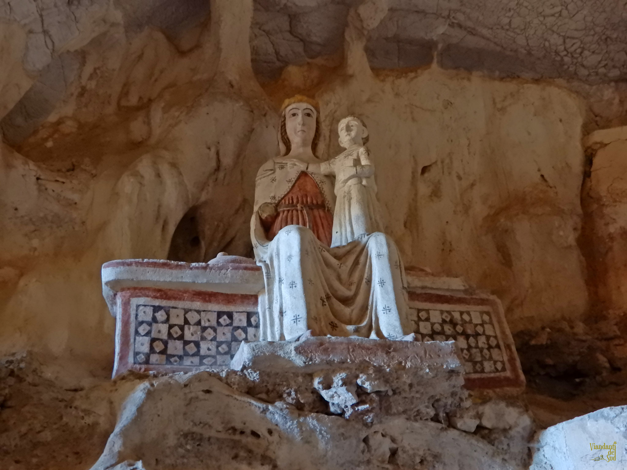 Una stupenda statua della Madonna bizantina con bambino del 1100