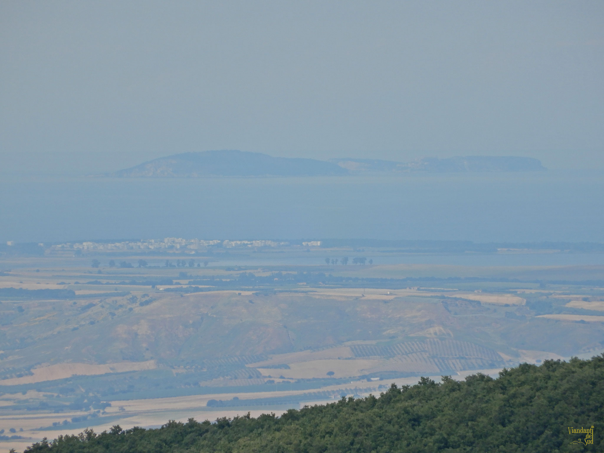 Da un punto panoramico è possibile ammirare le Isole Tremiti, distanti circa 70 km in linea d'aria.
