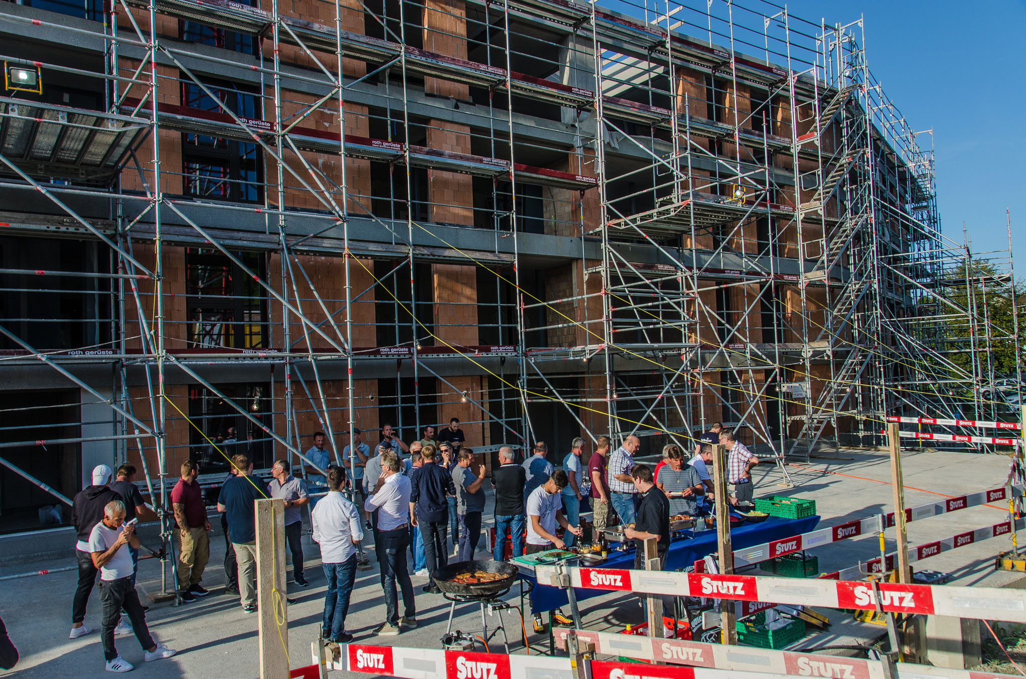 16.8.19: Mit der Fertigstellung des Rohbaus wurde mit den am Bau involvierten  Mitarbeitenden vom Architekturbüro und Firmen die bis jetzt am Bau beteiligt waren bei schönstem Wetter „Aufrichte“ gefeiert.