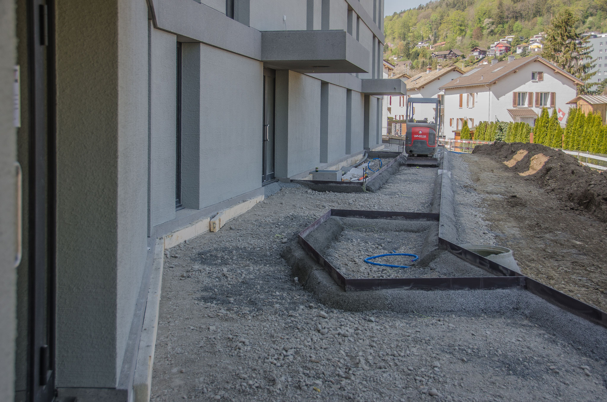 ... und die Vorbereitungen für den Fuss- und Radweg zu den vier Treppenhäusern der auch von der Neuheimstrasse aus begangen werden kann, sind bereits fortgeschritten. 