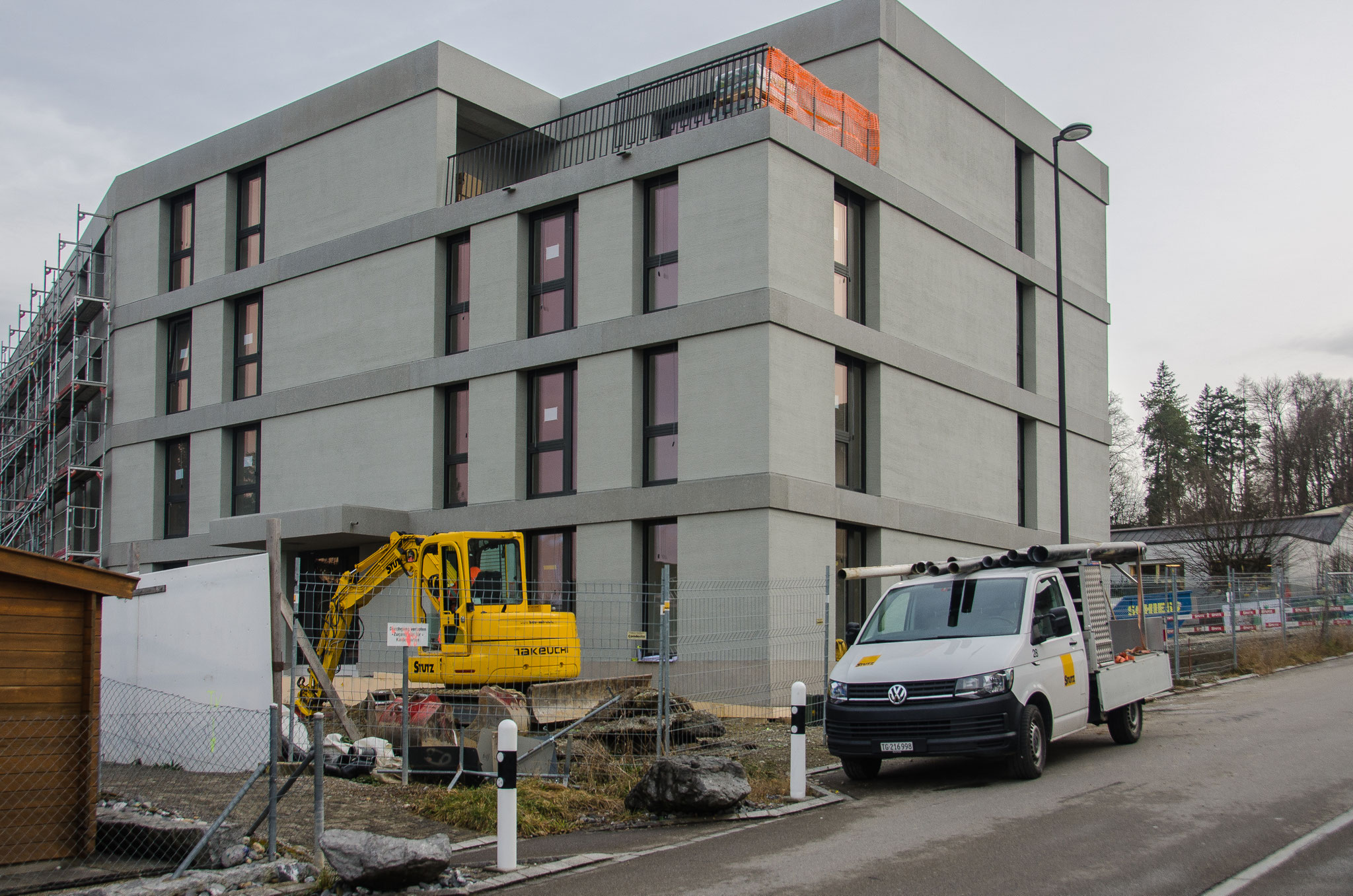 Beim westlichen Teil des Gebäudes ist das Baugerüst bereits demontiert und gibt den Blick auf einen Teil der Fassade frei.