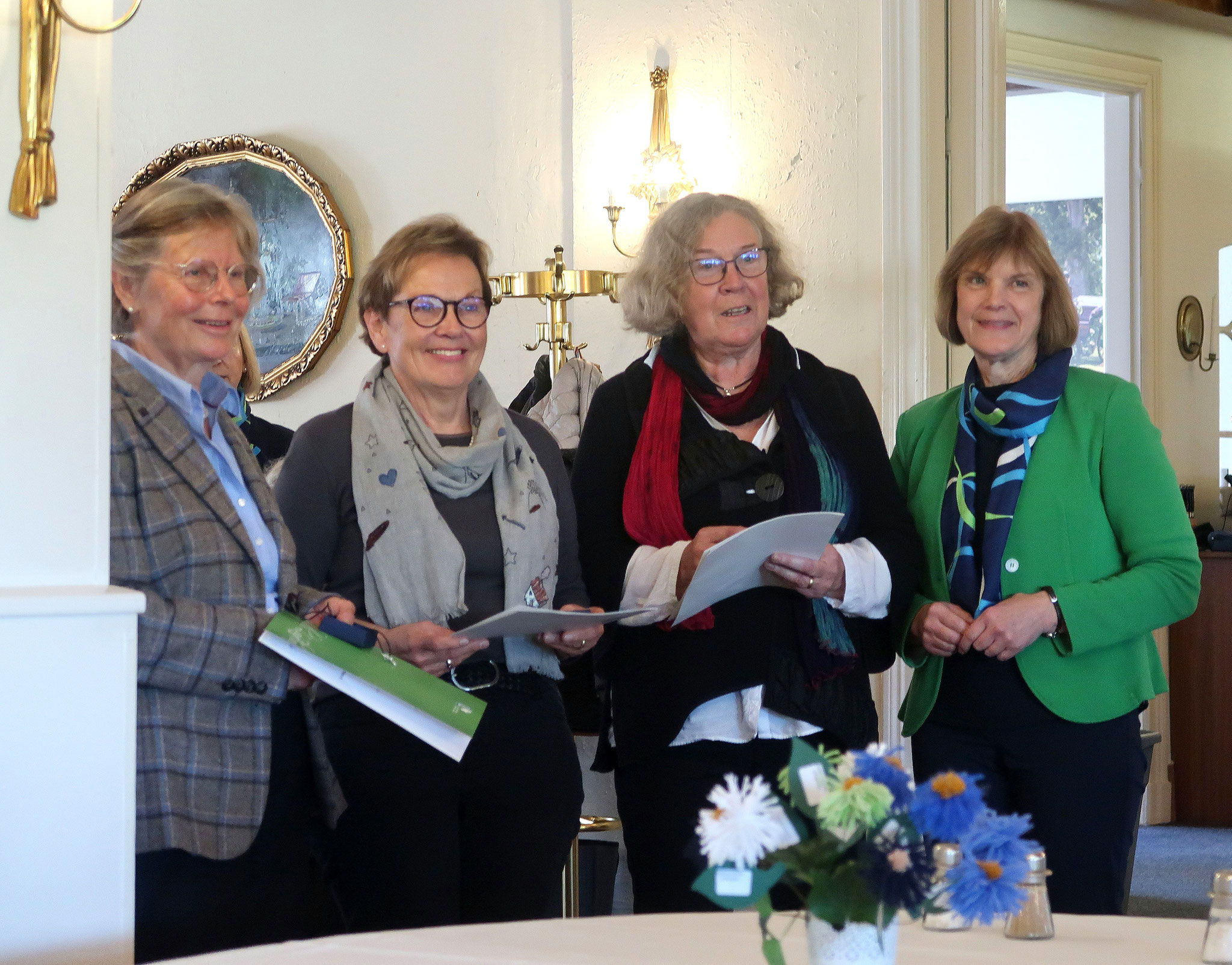 Frau Wilcke, Frau Carstensen, Frau Heesch wurden mit der silbernen Biene geehrt von Ulrike Röhr