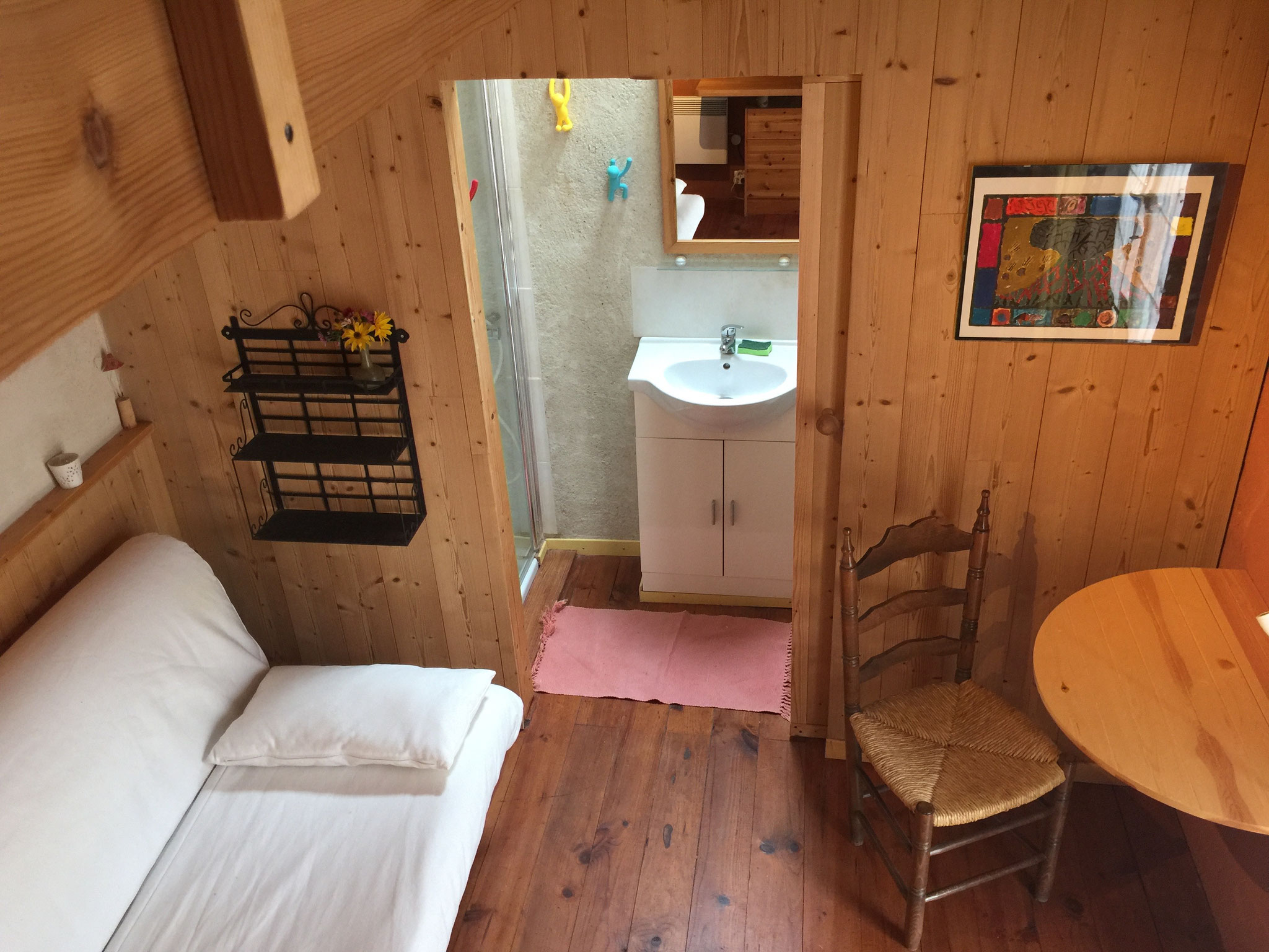 la petite chambre du jardin avec douche et sanitaire privatifs
