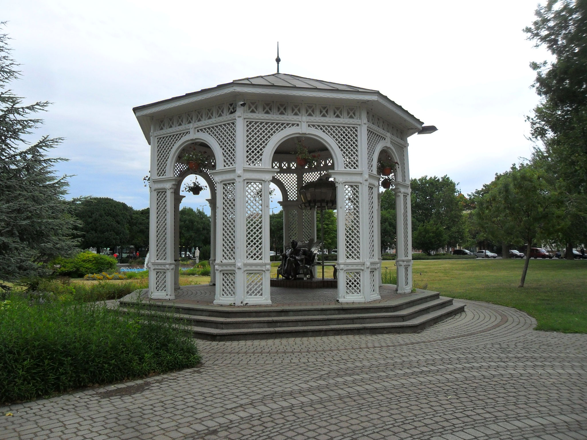 Ein Pavillon im Park vor dem Bahnhof