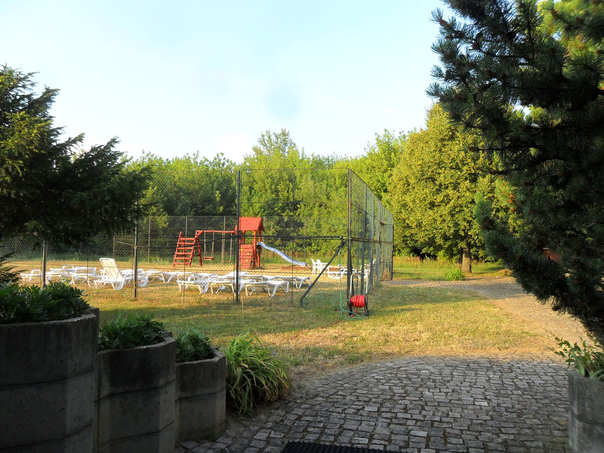 Ein Spielplatz mit Strandliegen zum sonnen