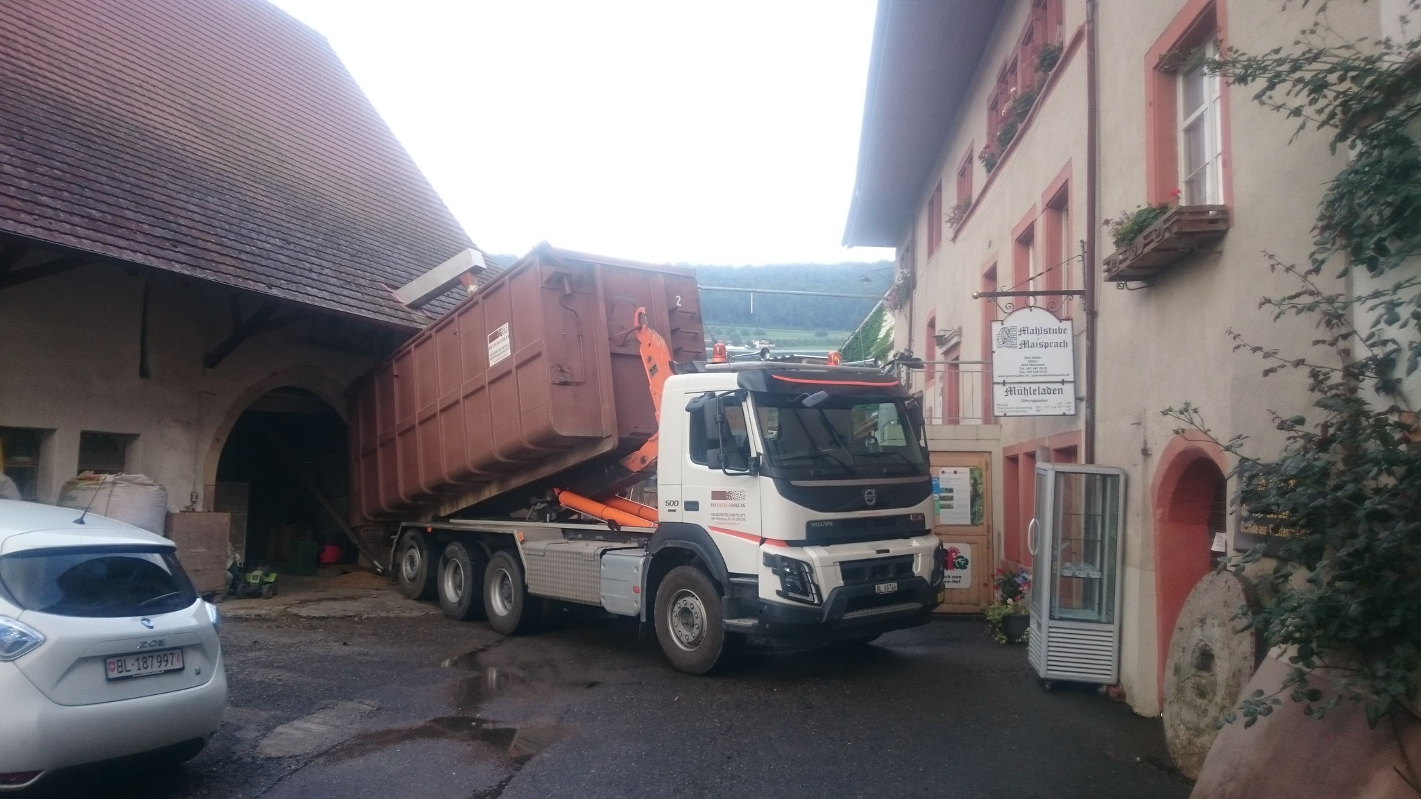 Unser Urdinkel liefern wir in der Mahlstube Maisprach ab. Einen Teil davon nehmen wir in Form von Mehl wieder zurück und verkaufen es direkt ab Hof. 