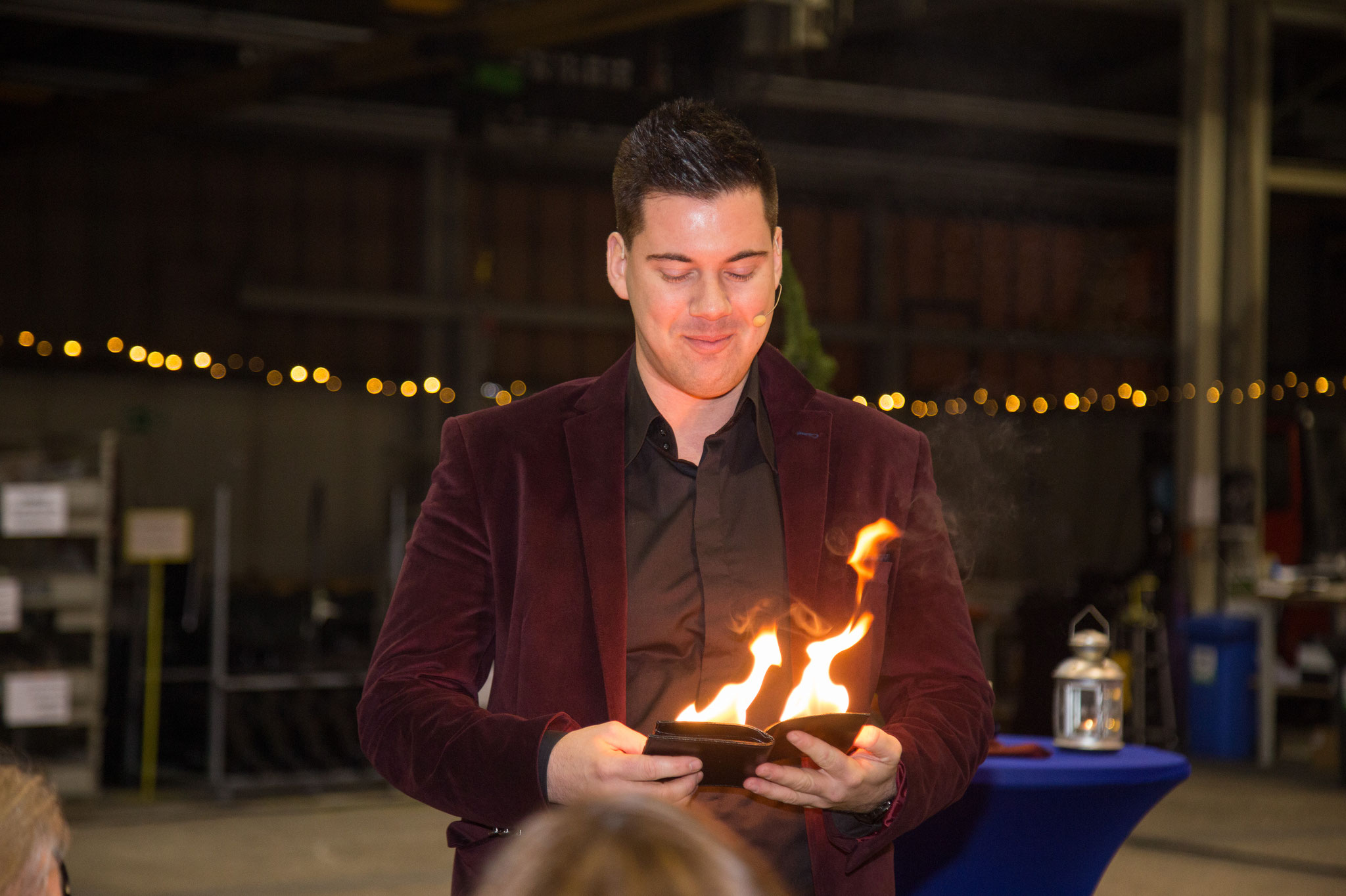 <h2>Willkommen im verrückten Weihnachtsdorf</h2> Hier trifft Magie auf Feuer – unser Zauberer heizt euch ordentlich ein!