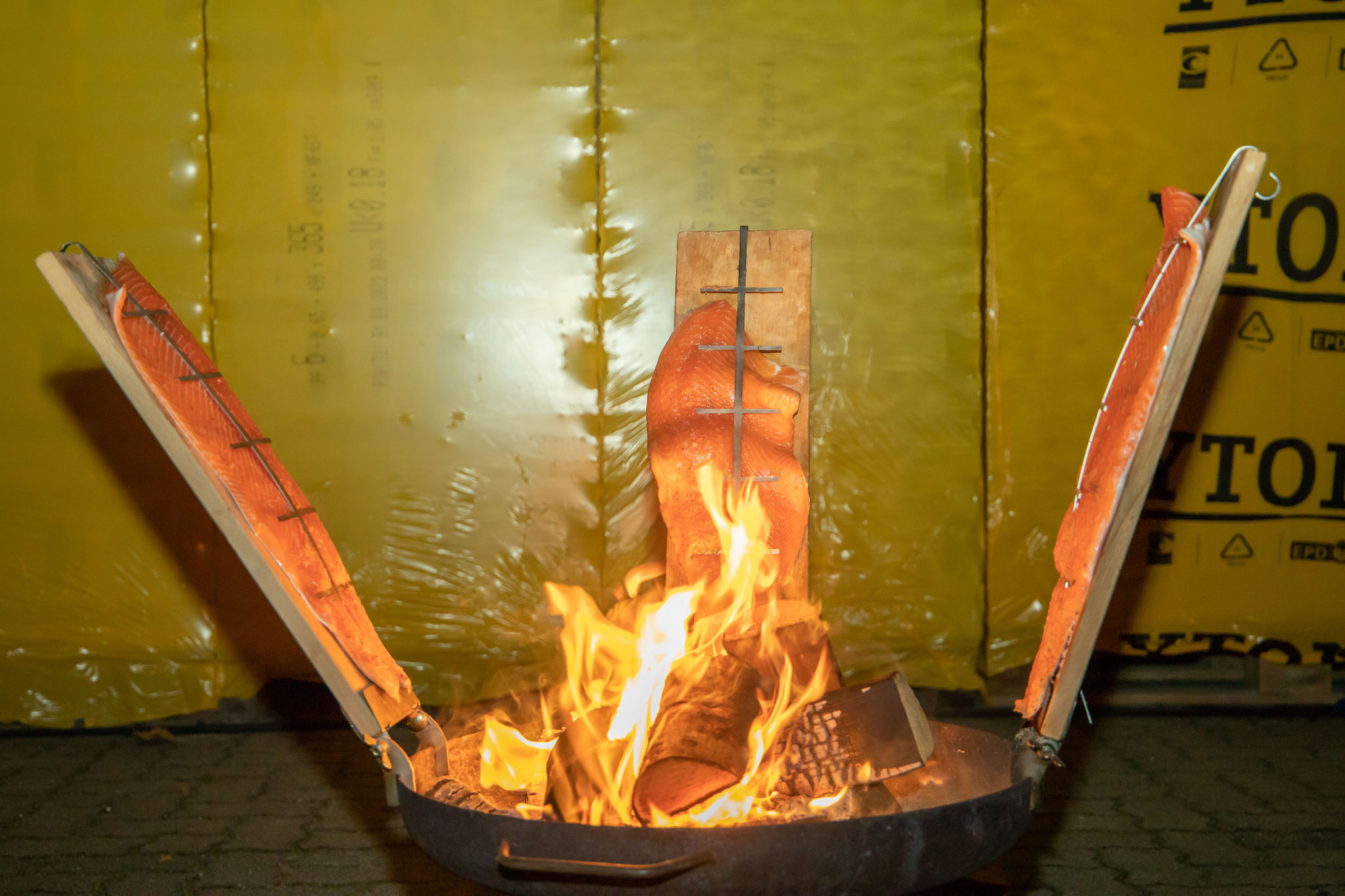 Leckerer Flammlachs - das besondere Catering im finnischen Konzept