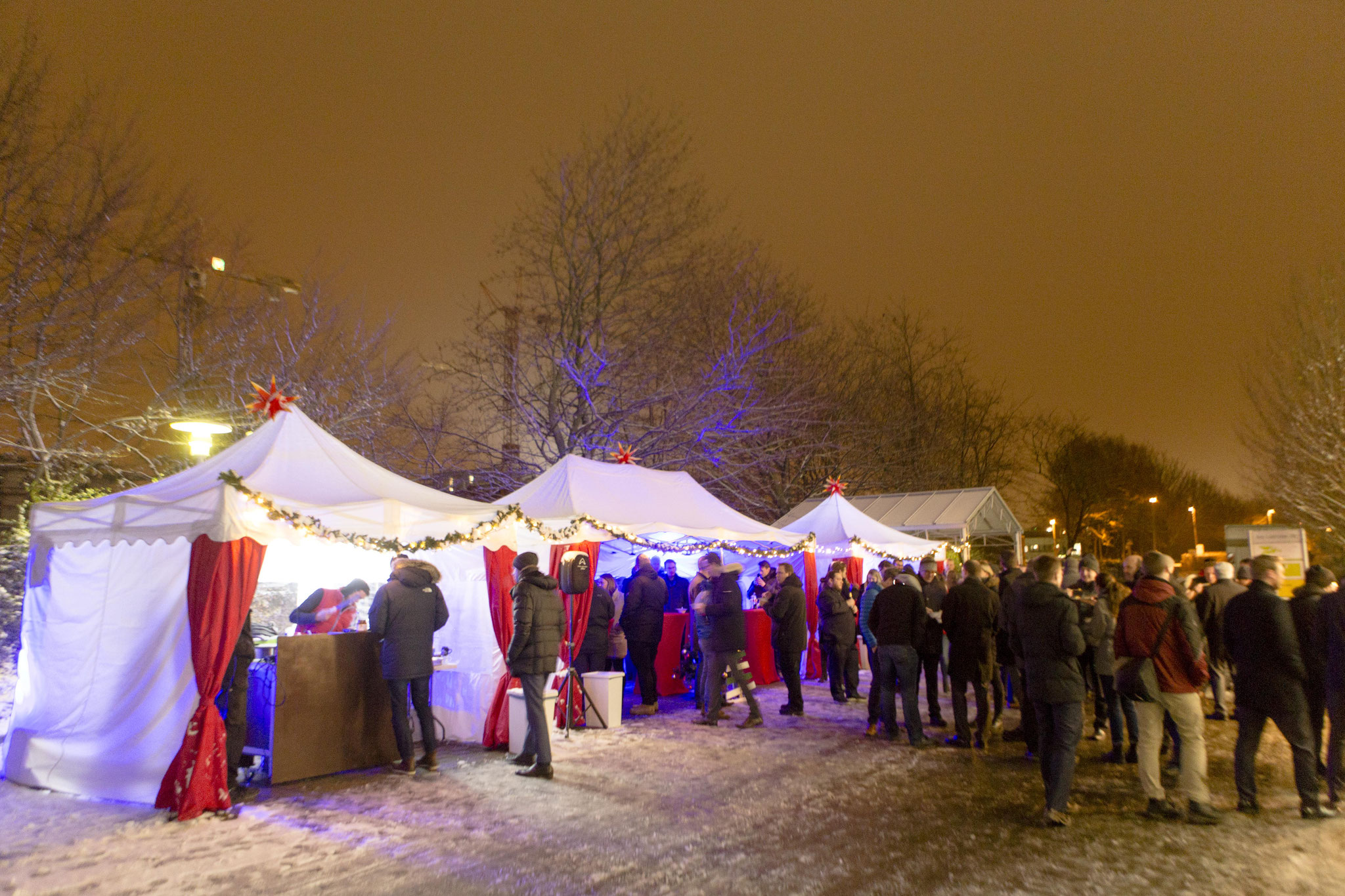 <h2>gemütliche Stimmung auf dem eigenen Weihnachtsmarkt</h2> mit stylischen Pagoden in Braunschweig