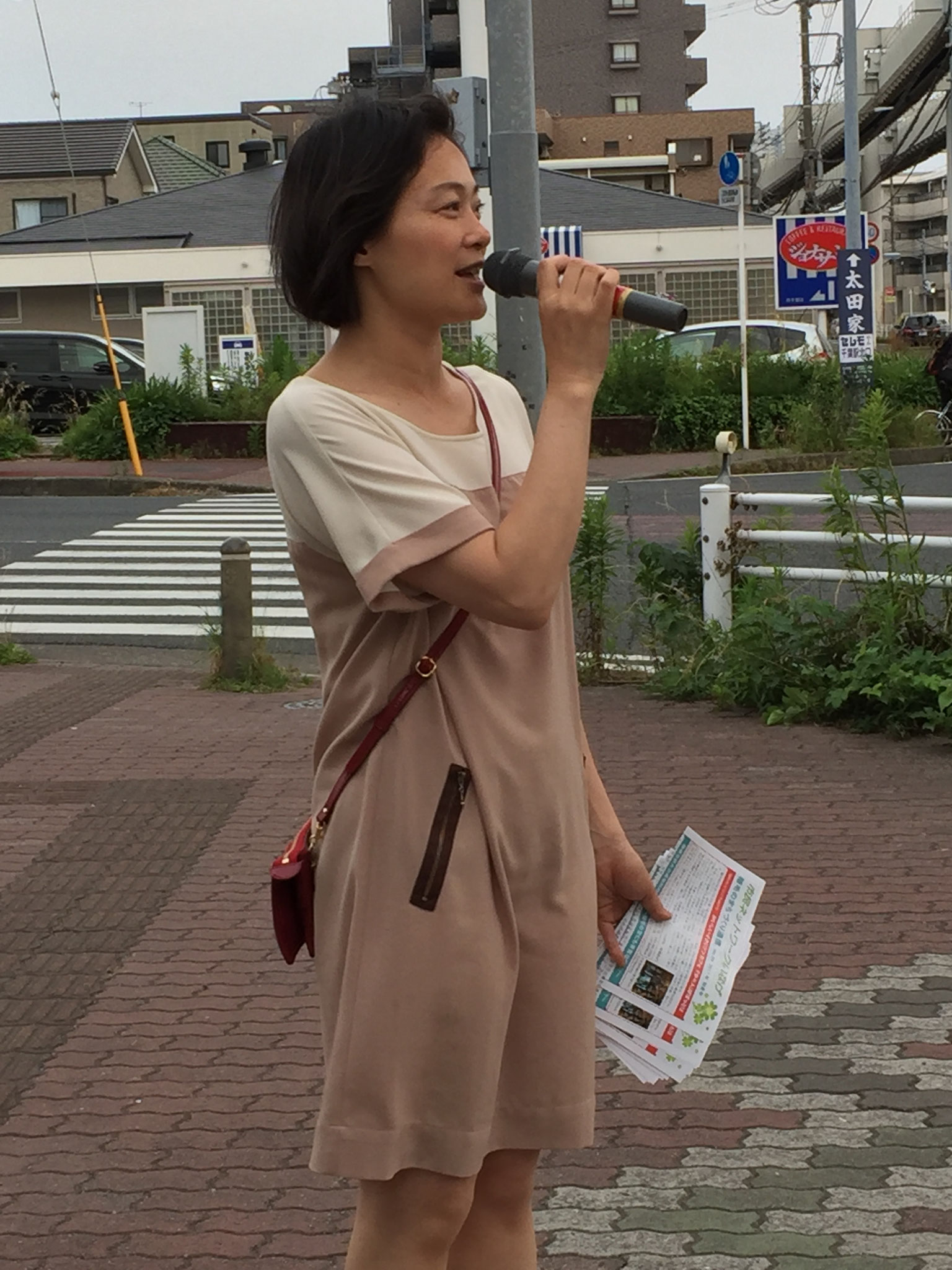 作草部駅前での活動〜お気軽に声を掛けてくださいね〜