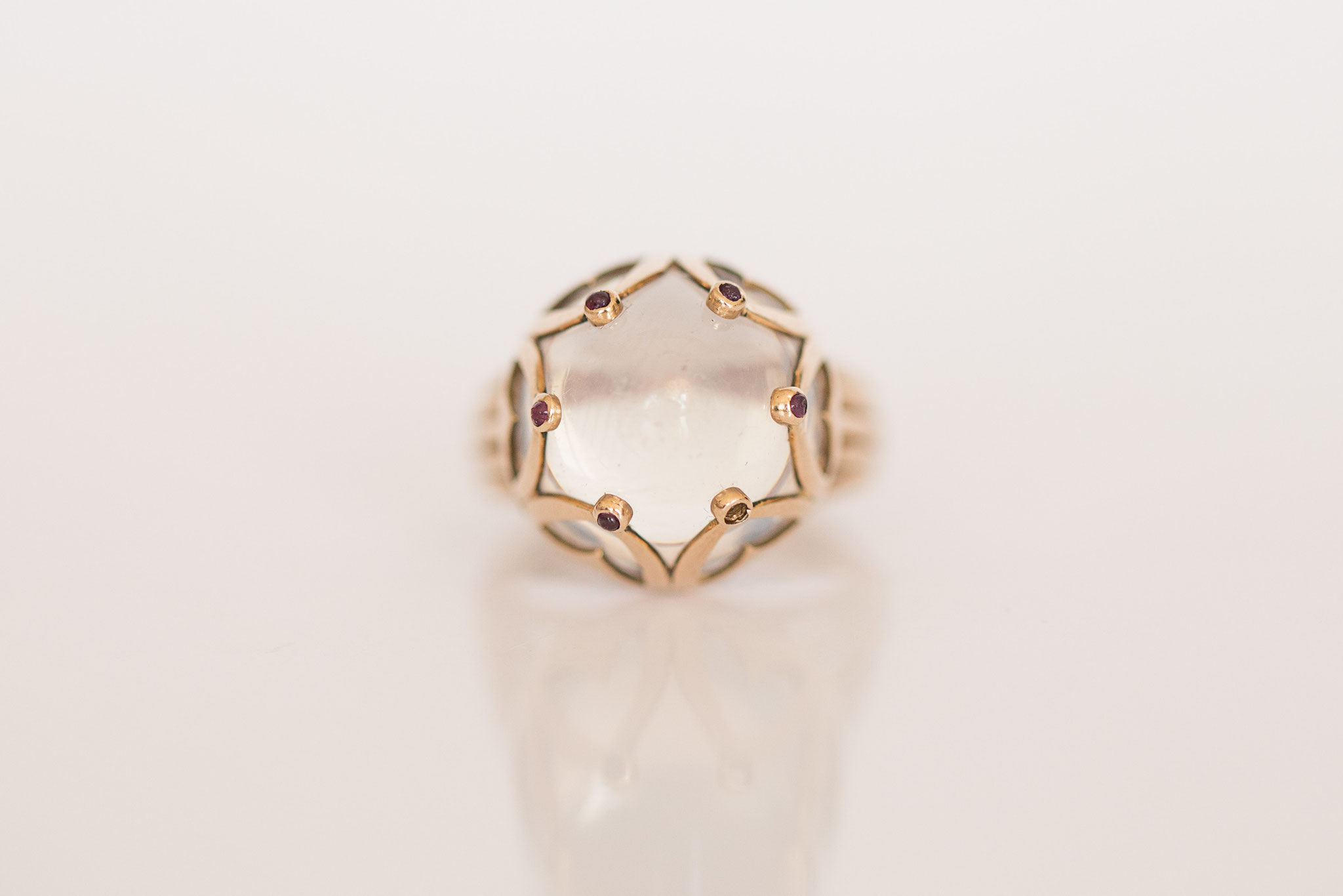 Vintage Ring mit Mondstein in 14 kt Gelbgold mit kleinsten Rubinen