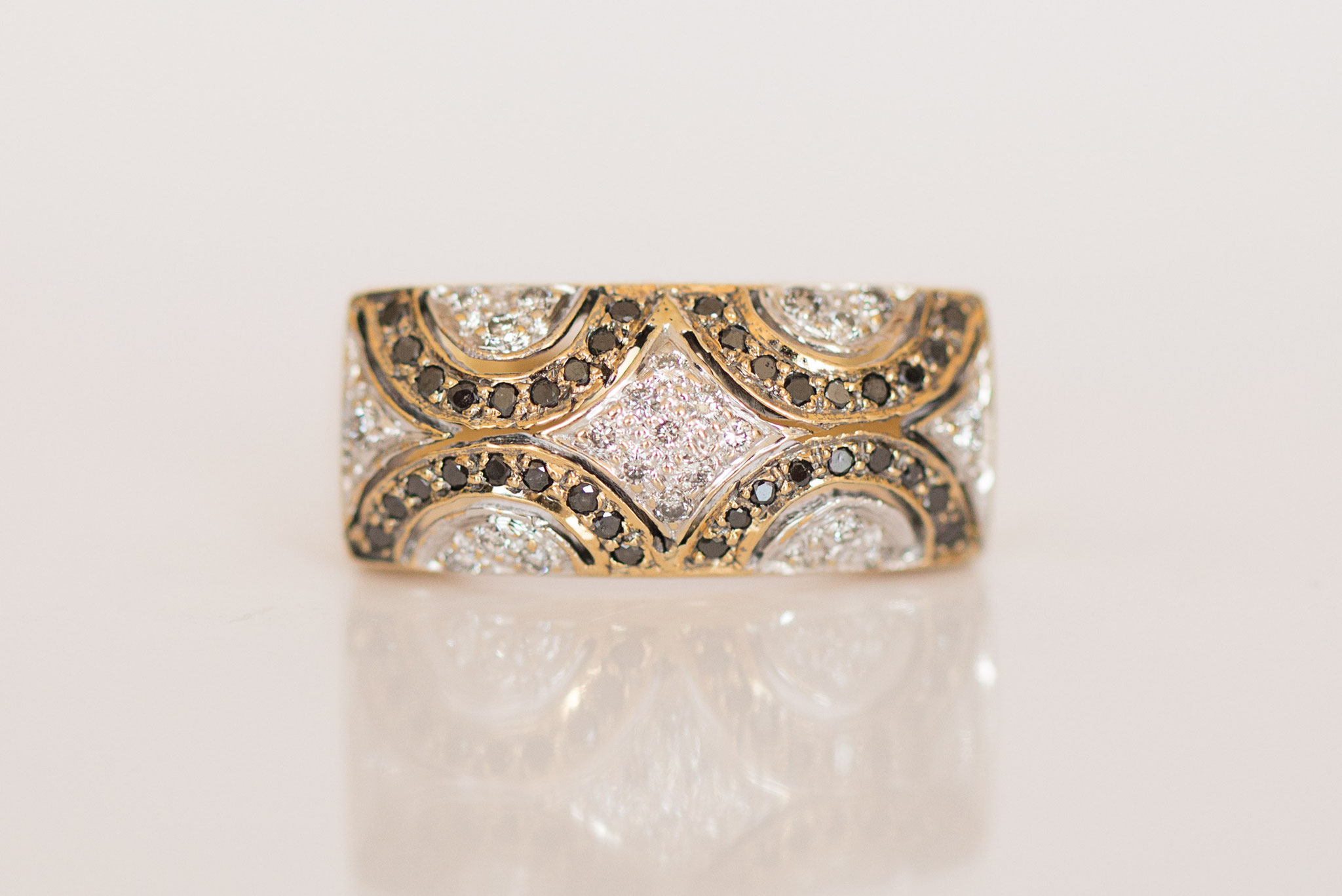 Vintage Diamantring Art Deco Style in 14 kt Gelbgold mit weissen und schwarzen Brillanten