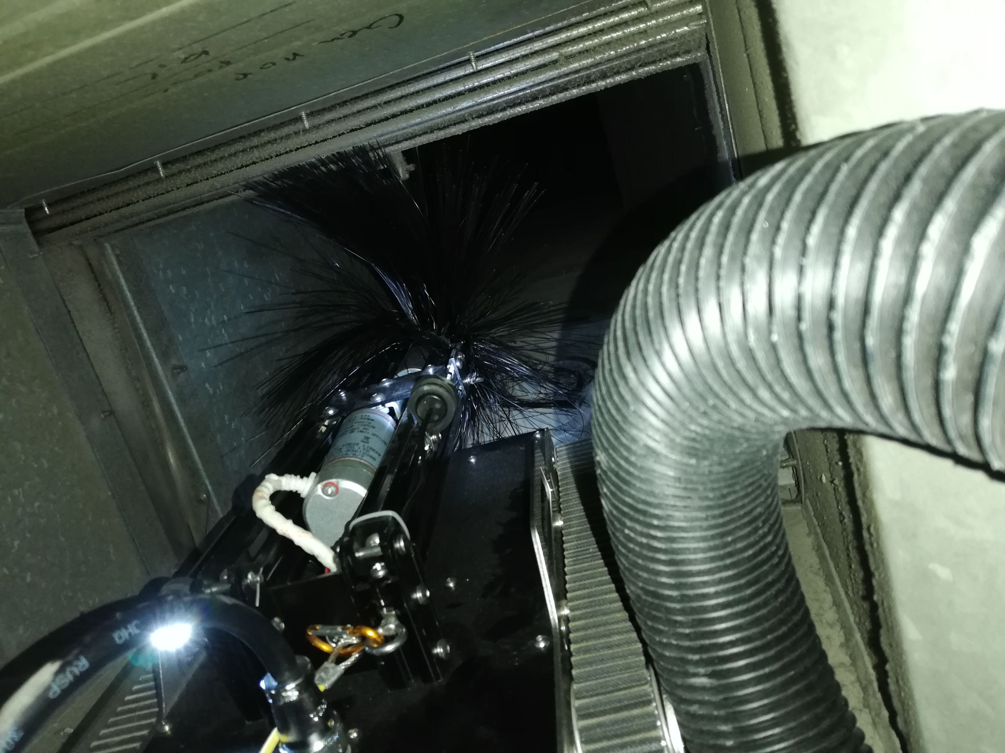 Parkeergarage luchtkanalen reinigen met robot