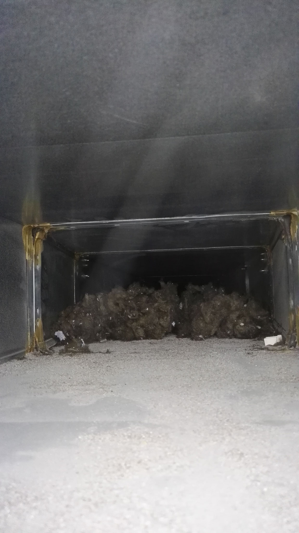 Isolatiemateriaal in ventilatiekanaal verweideren