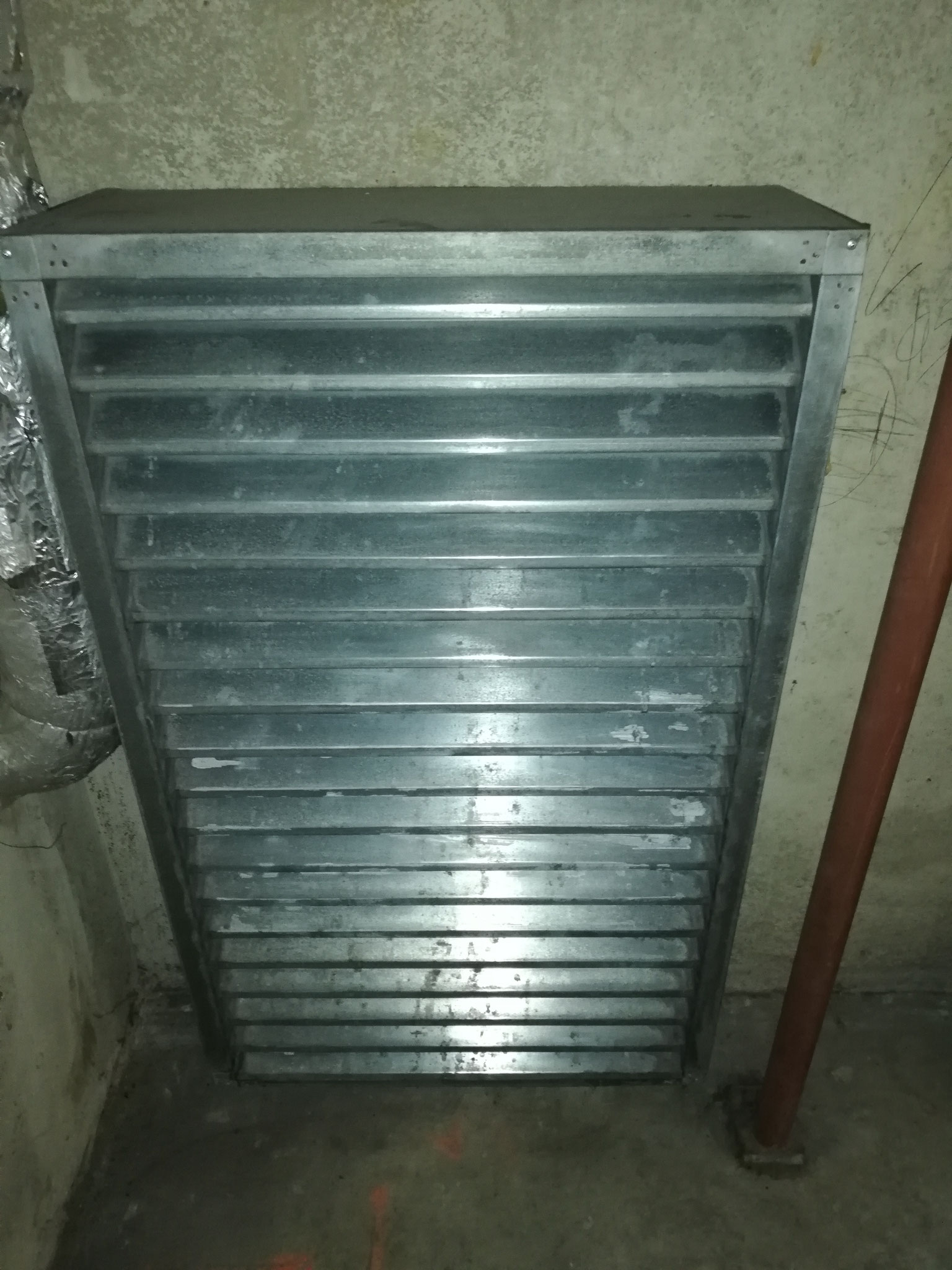 Groot ventilatierooster in parkeergarage