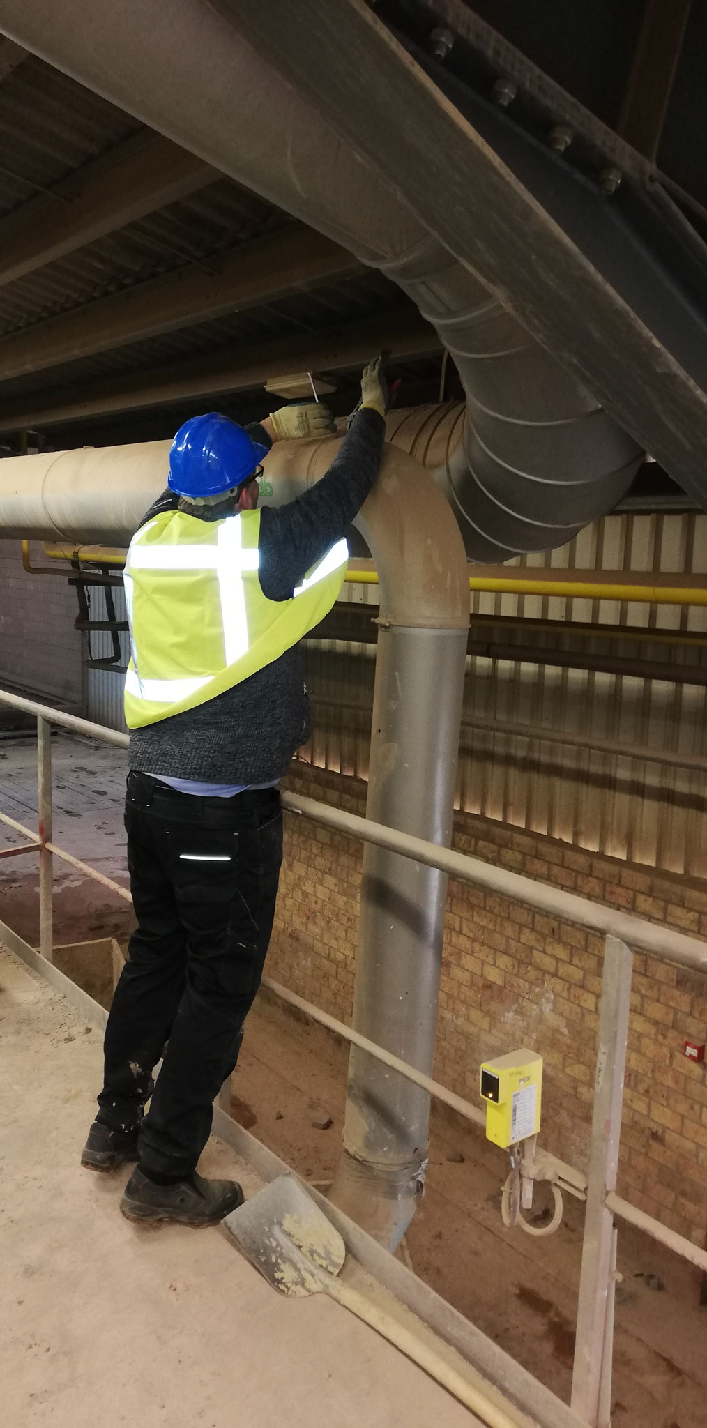 Inspectie stofafzuiging in steenfabriek 