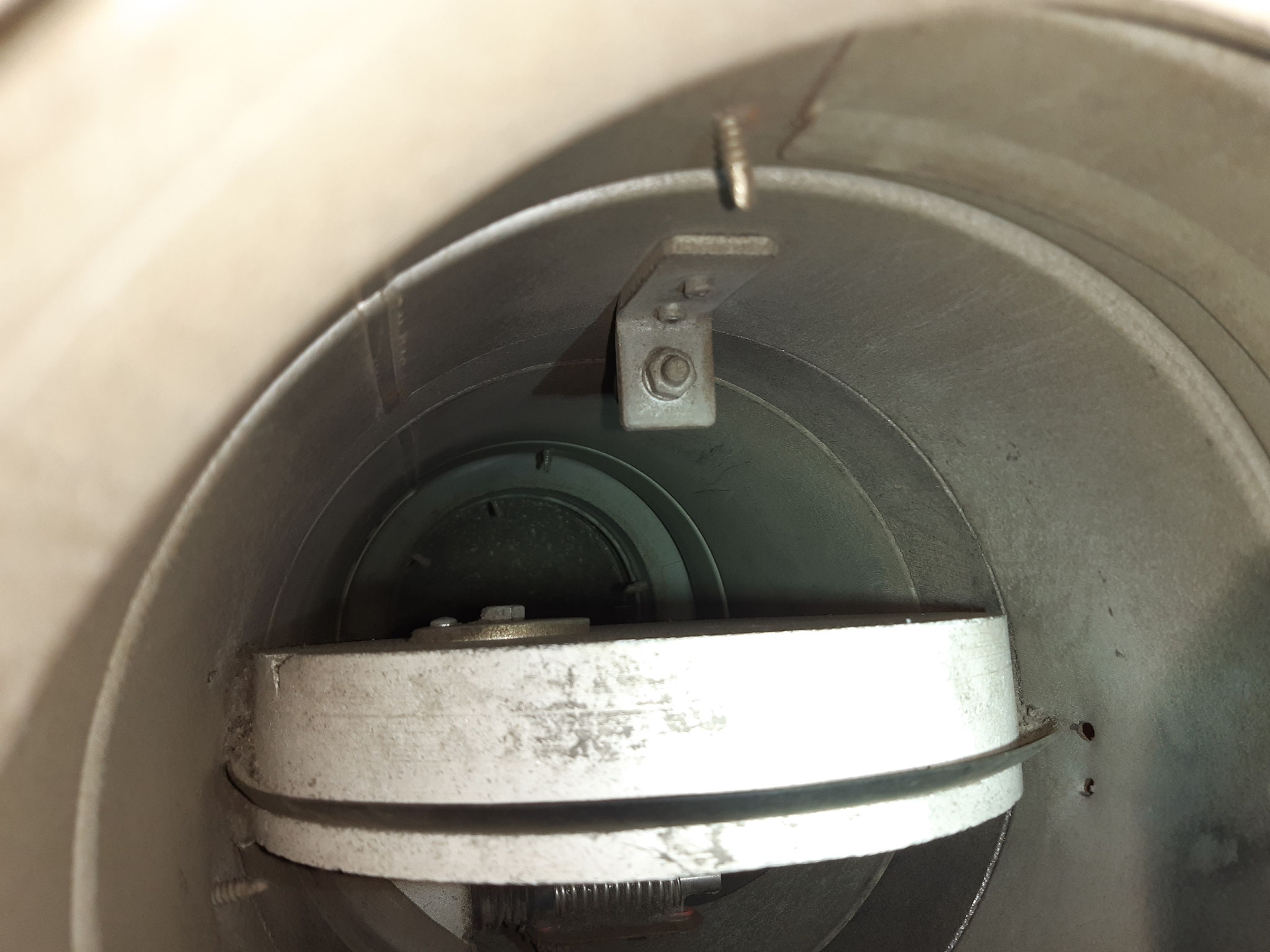 Brandklep in ventilatiekanaal inspecteren