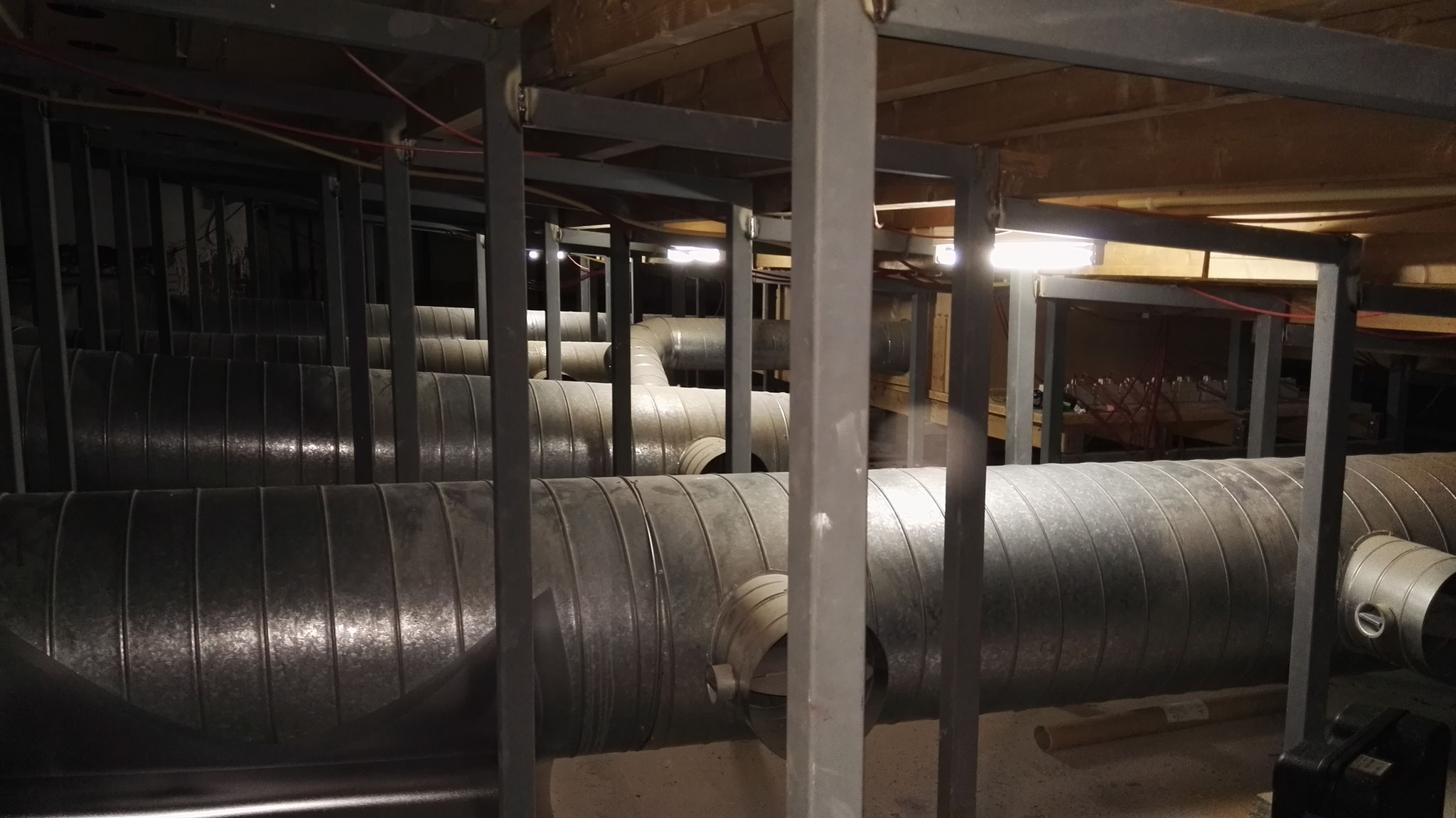 Ventilatie toevoerlucht onder een tribune inspecteren