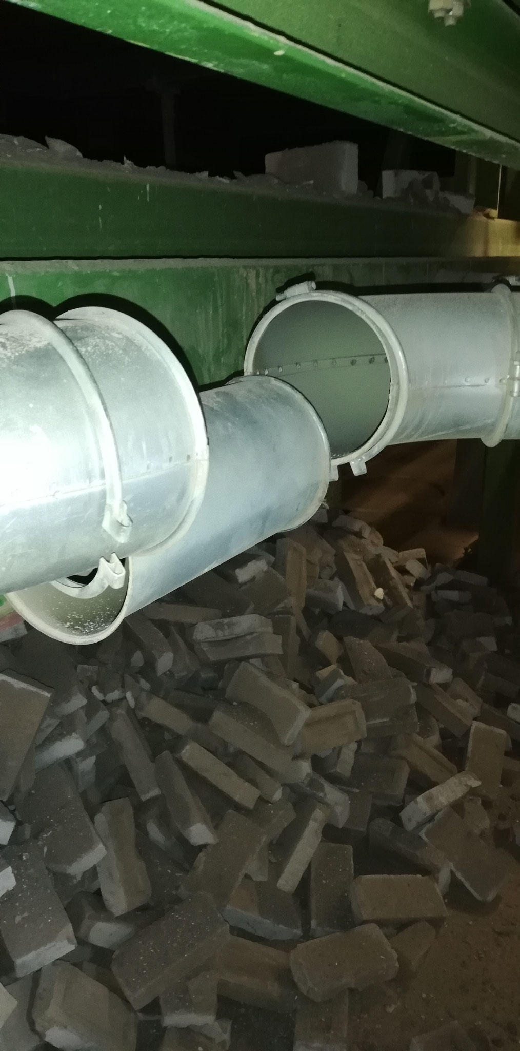 Stofafzuiging in steenfabriek schoonmaken