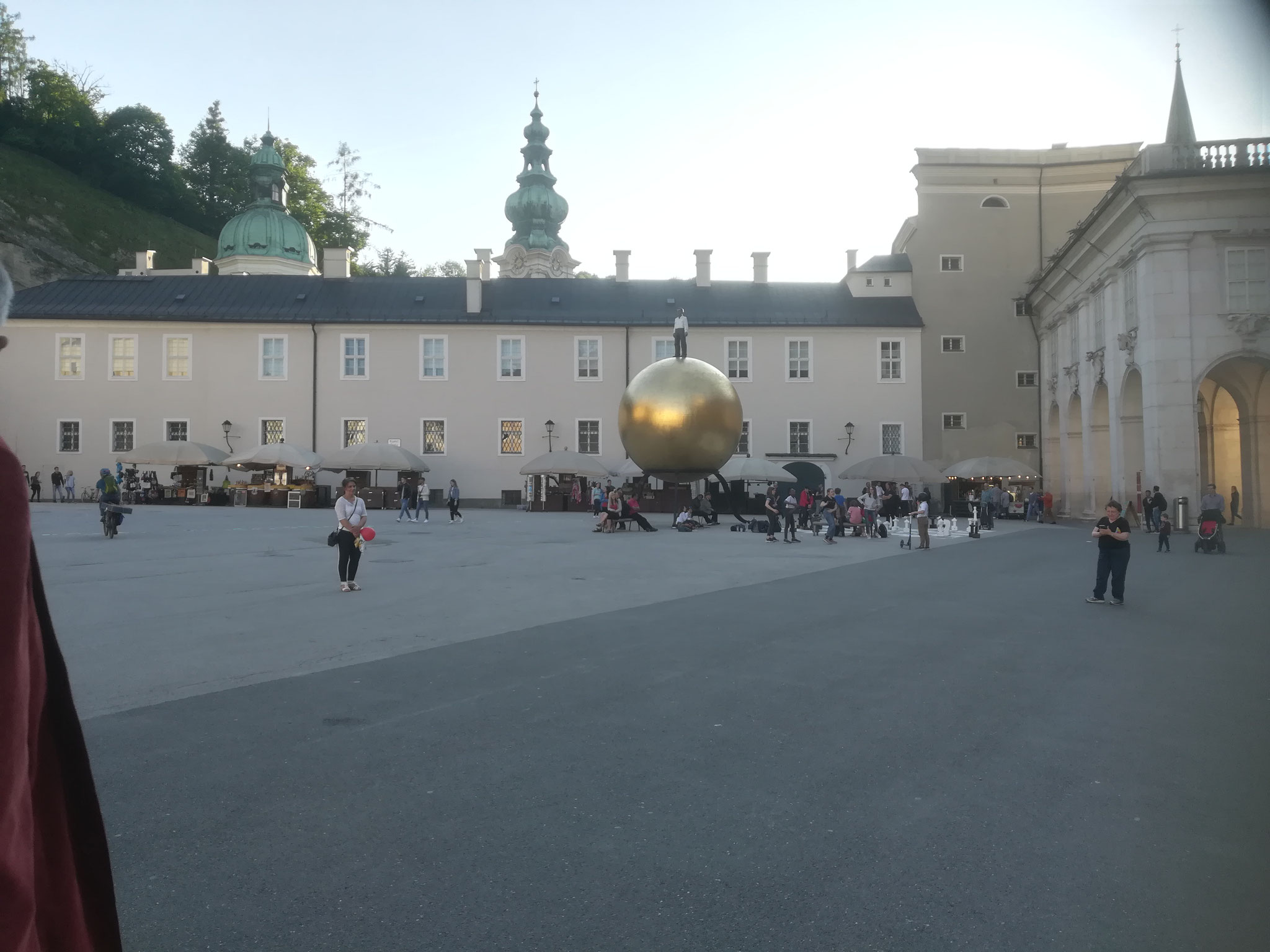 Die große Kunstwerk der goldenen Kugel in Salzburg