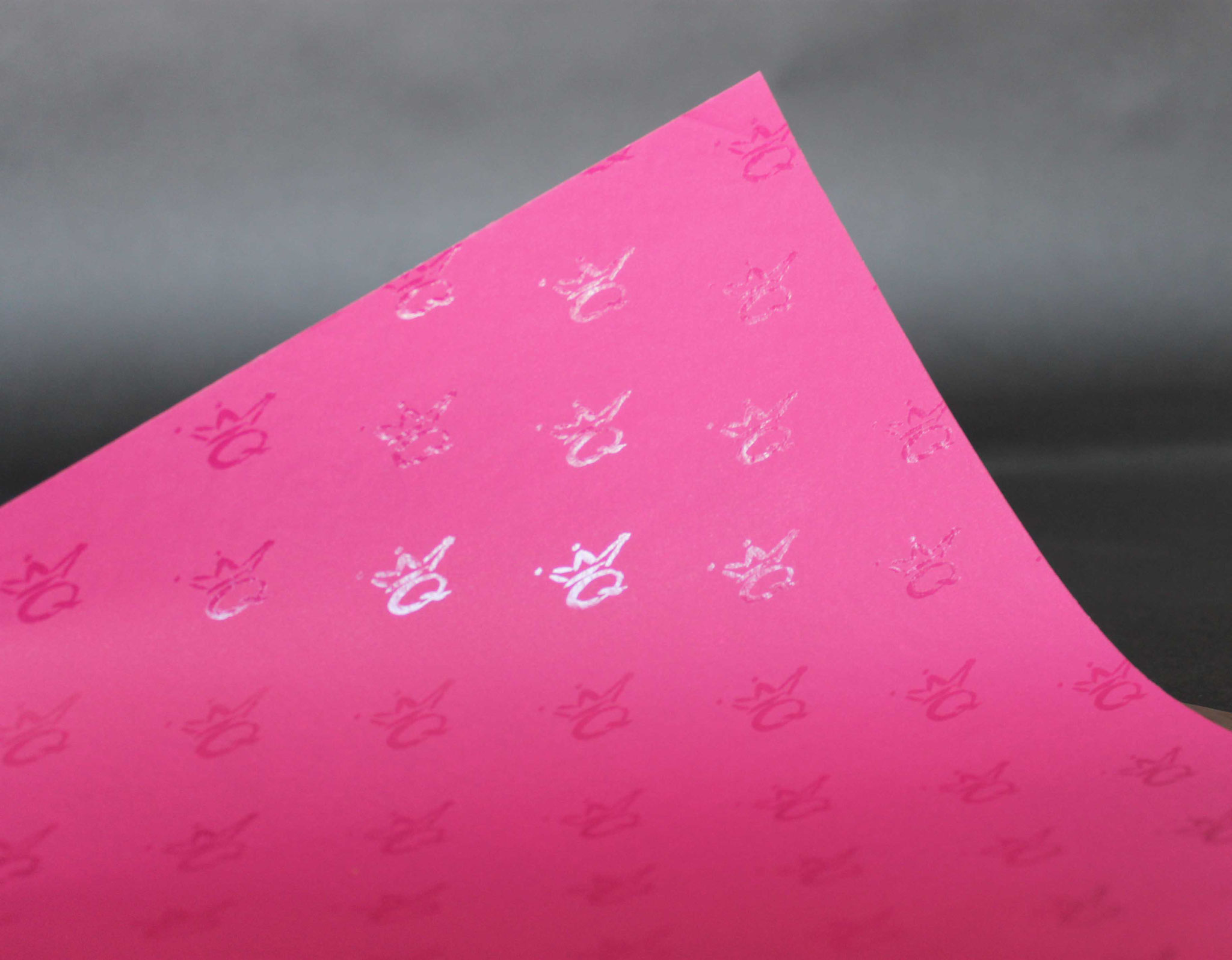 Druck: UV-Glanz, Papier: einseitig Pink