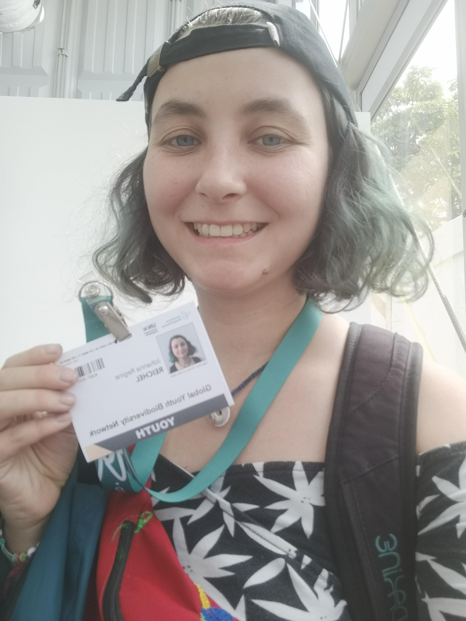 Ohne den Badge kommt keine*r aufs Gelände, auf dem die Verhandlungen stattfinden. Foto: Johanna Reichel