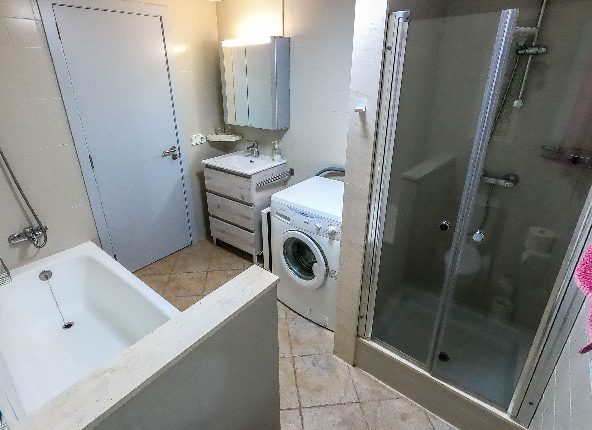 Badezimmer mit Badewanne/Dusche/WC/Waschmaschine