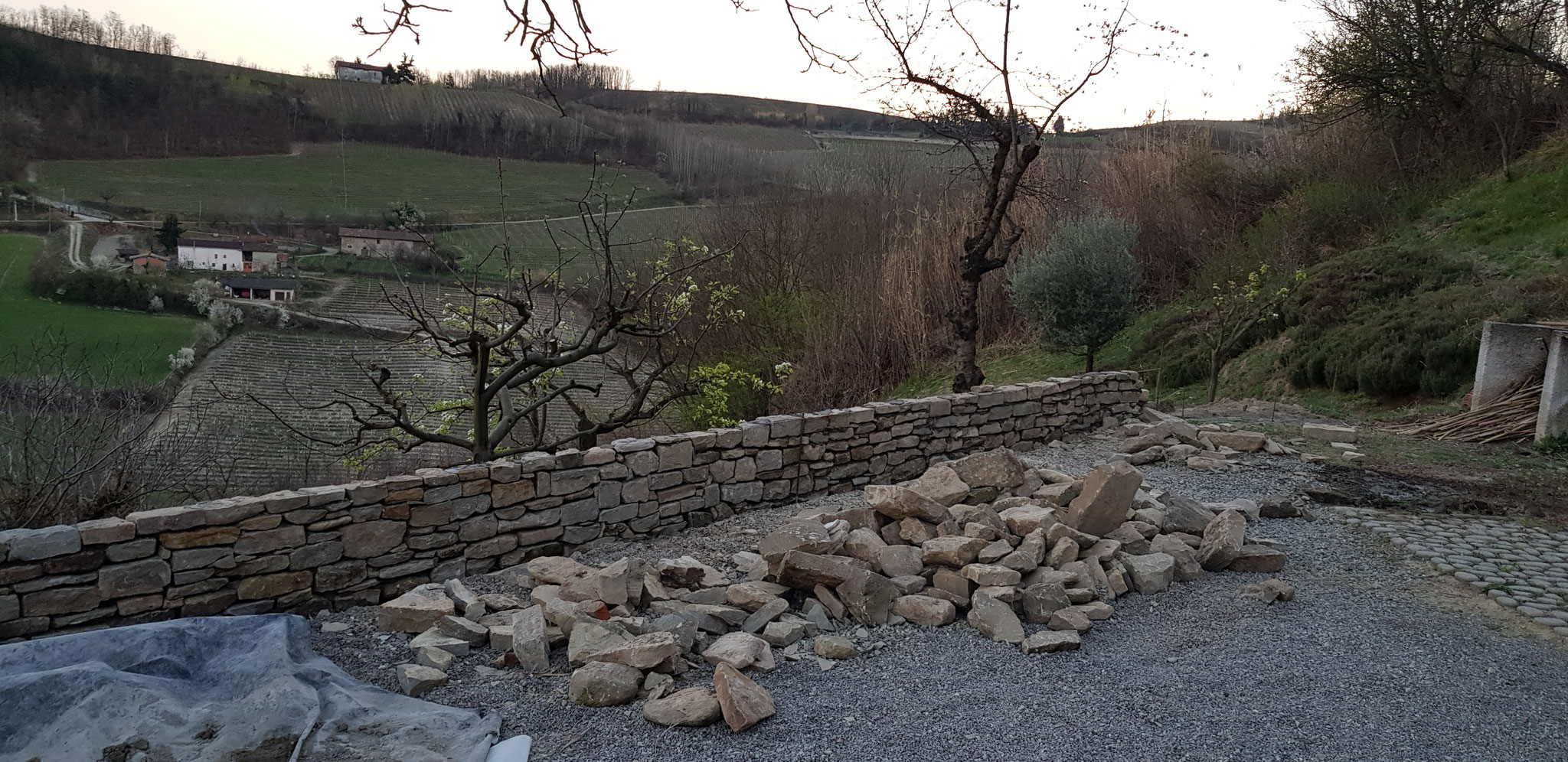 Die Natursteinmauer nimmt langsam Gestalt an. 