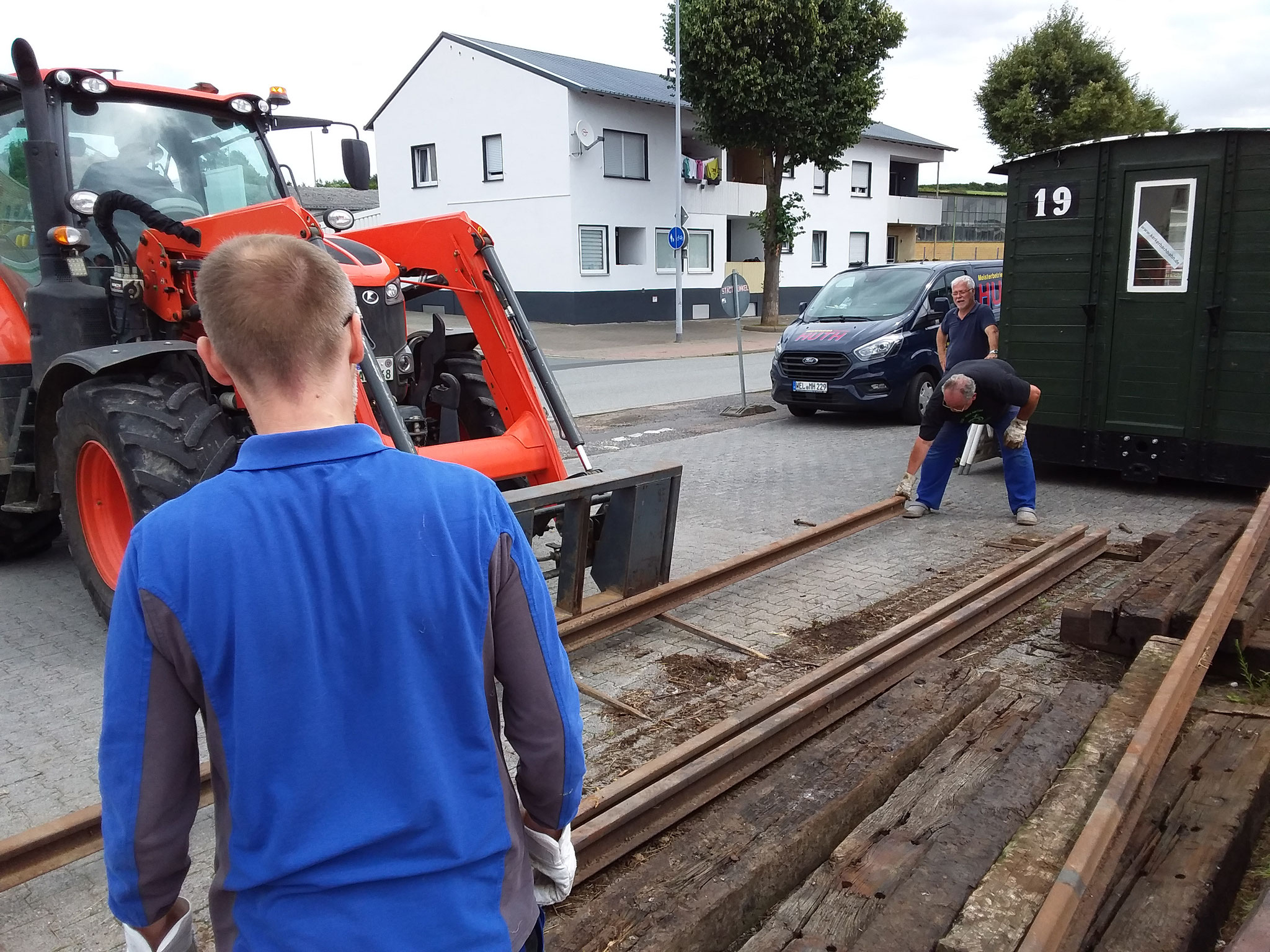 Samstag den 14.08.21 Kasu läd, mit der Ladegabel seines Traktors die Schweren Schienen