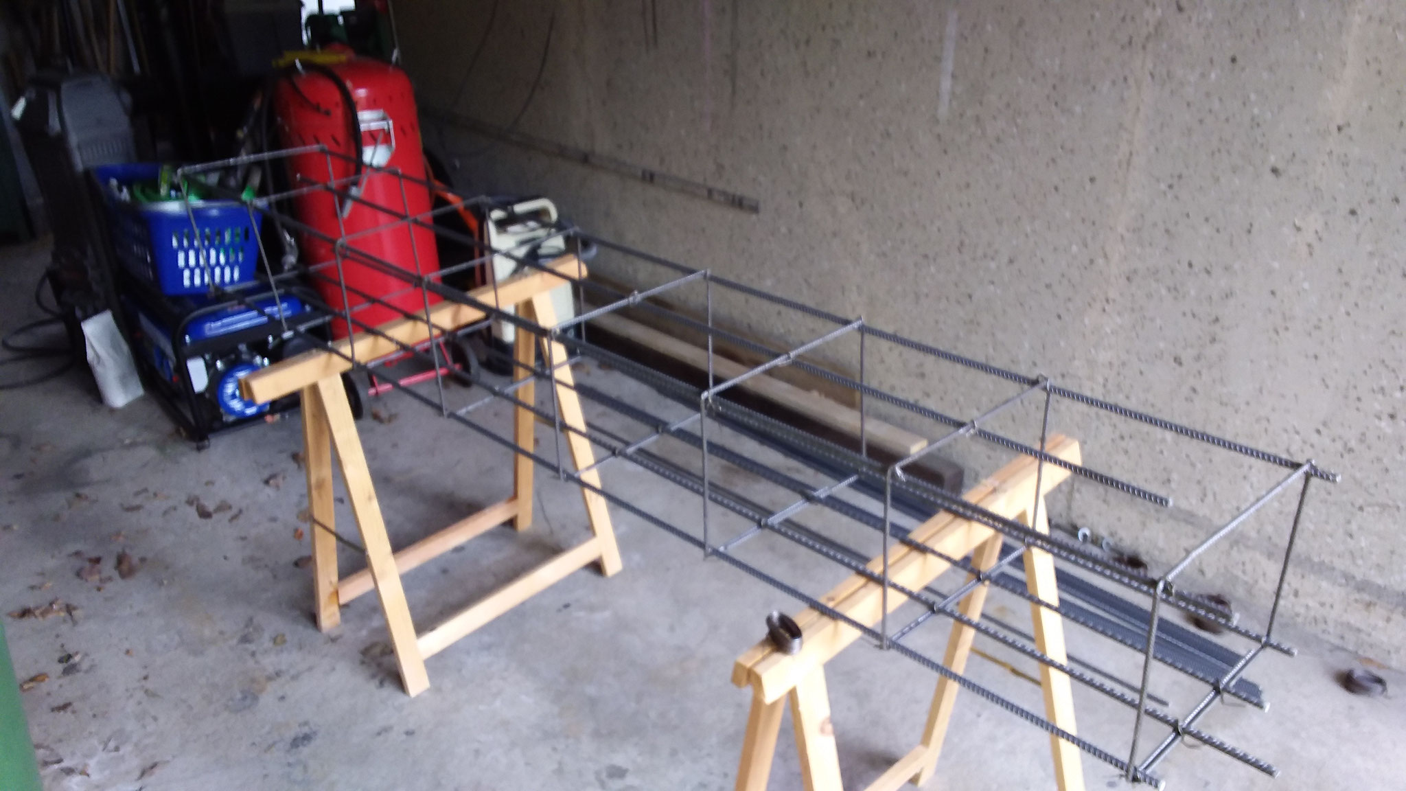 Zuhause in der Garage wurde der Drahtkorb für das Fundament vorbereitet