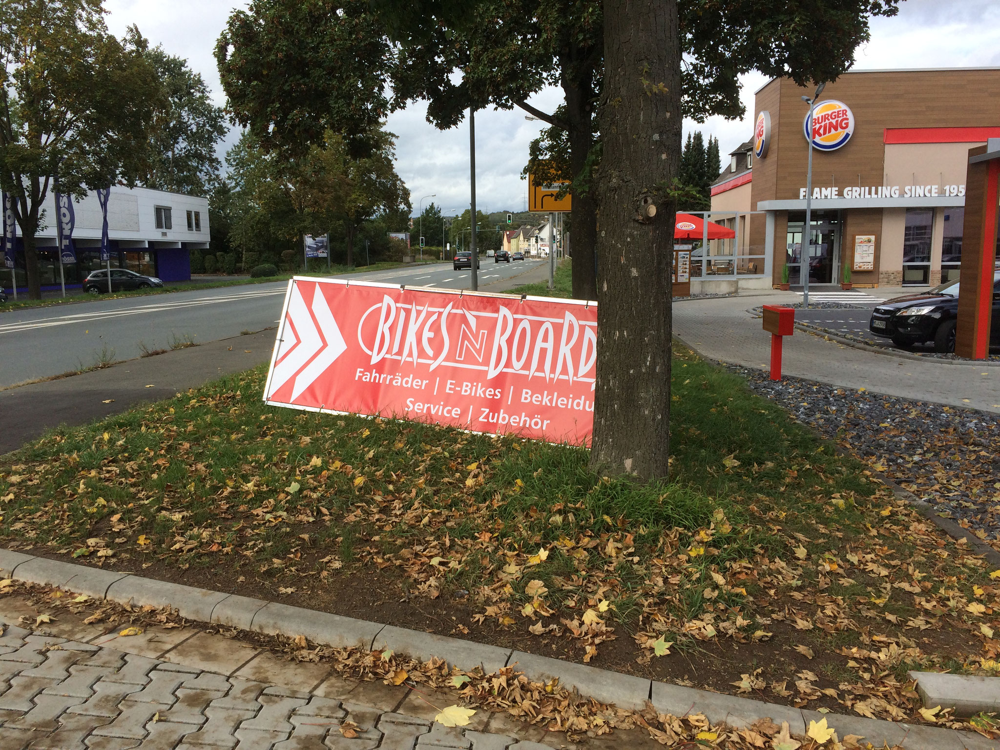 Alu-Dreiecksständer, beidseitig, mit PVC-Banner.