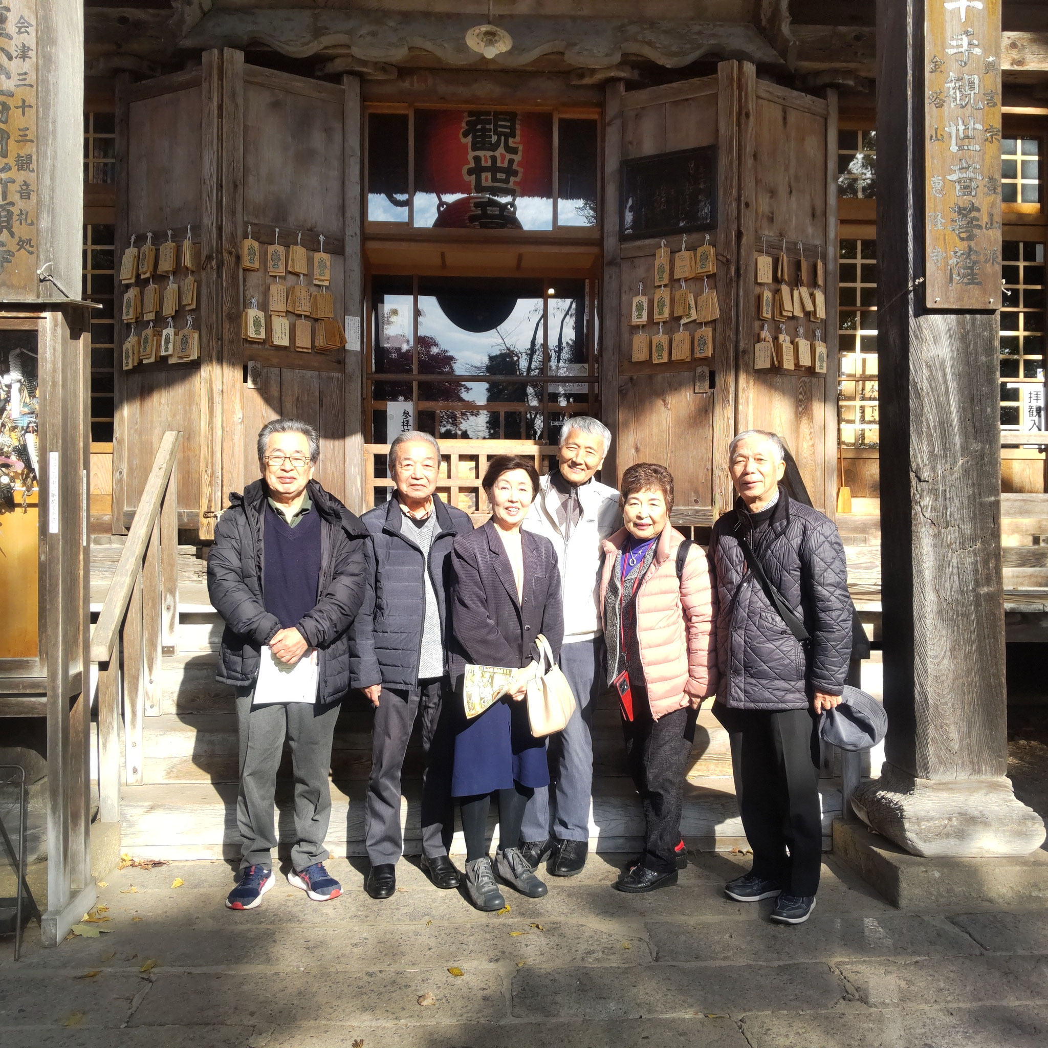 内田屋女将（写真中央）の案内で会津坂下町の千手観音を拝観できました