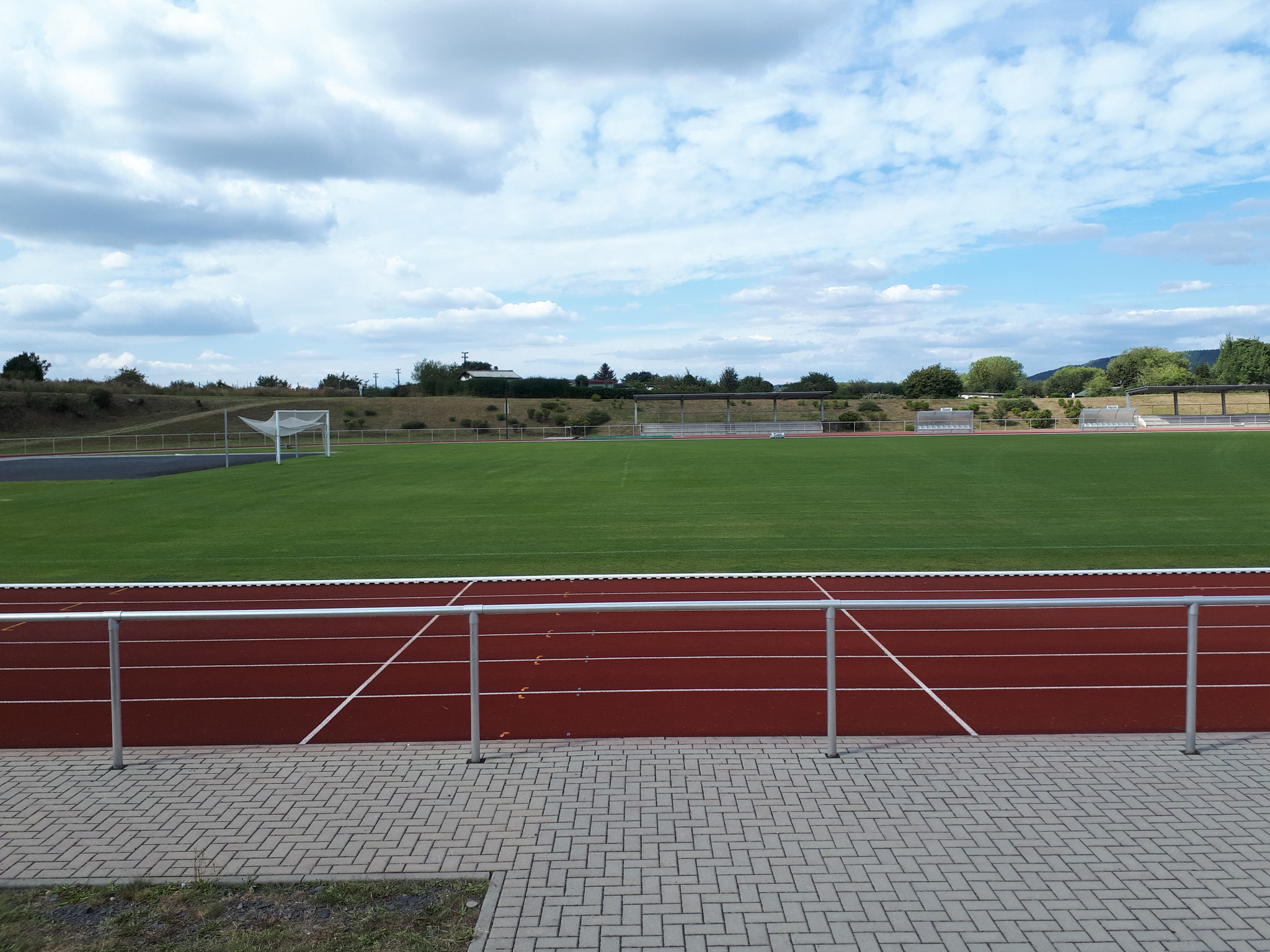 Die Grünflächen rund um das Stadion gepflegt und aufgeräumt ...