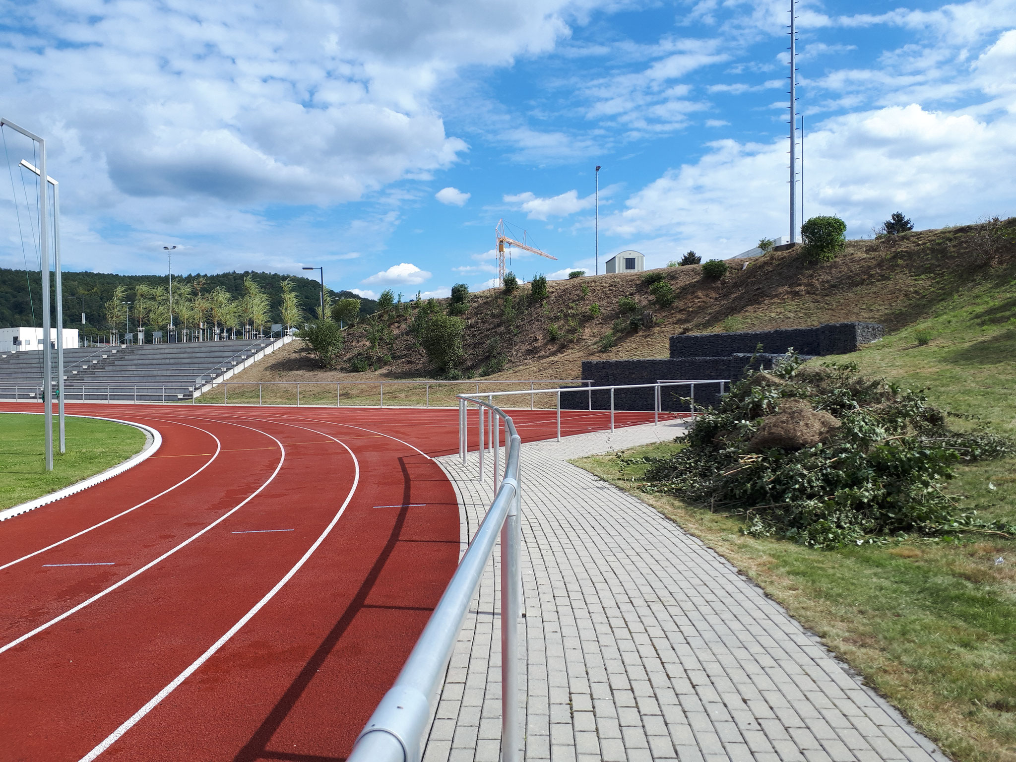 Im Stadion türmt sich noch der von uns produzierte Gras-, Strauch- und Baumschnitt.