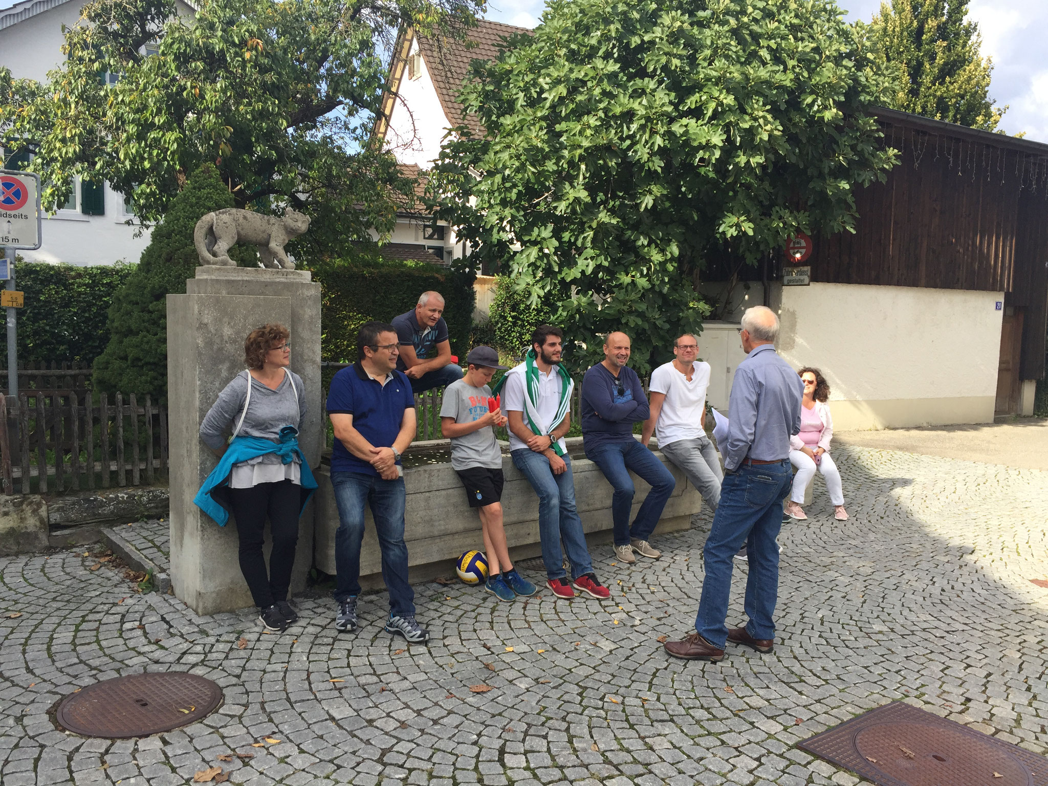 Der Spaziergang durch Thalwil führte unter anderem zum Katzenbrunnen im Oberdorf.