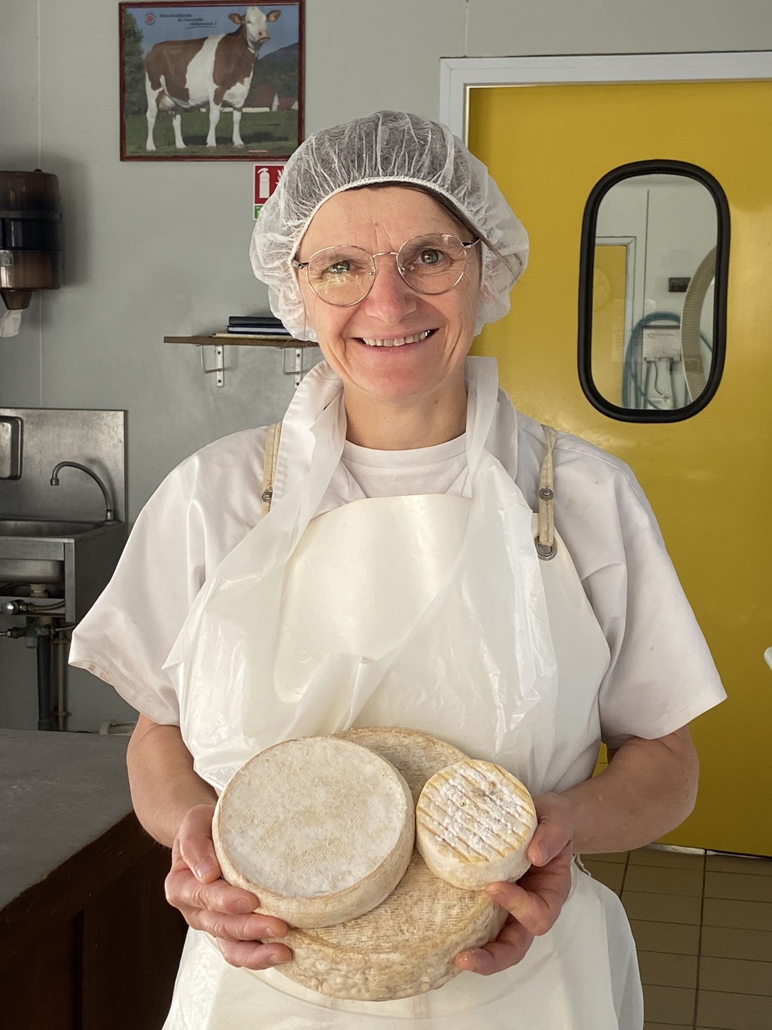 Die Käseherstellerin Fabienne Bellini zeigt das Hauptprodukt des Milchviehbetriebs, den wir besucht haben.