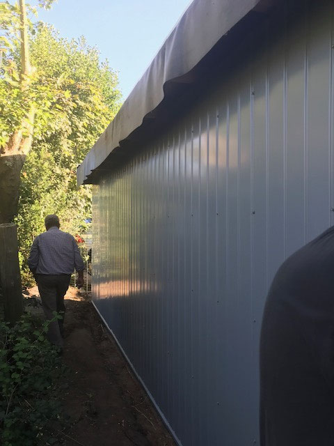 Abnahme nach der Montage der Wandpaneele auf der Rückseite Büro-Container