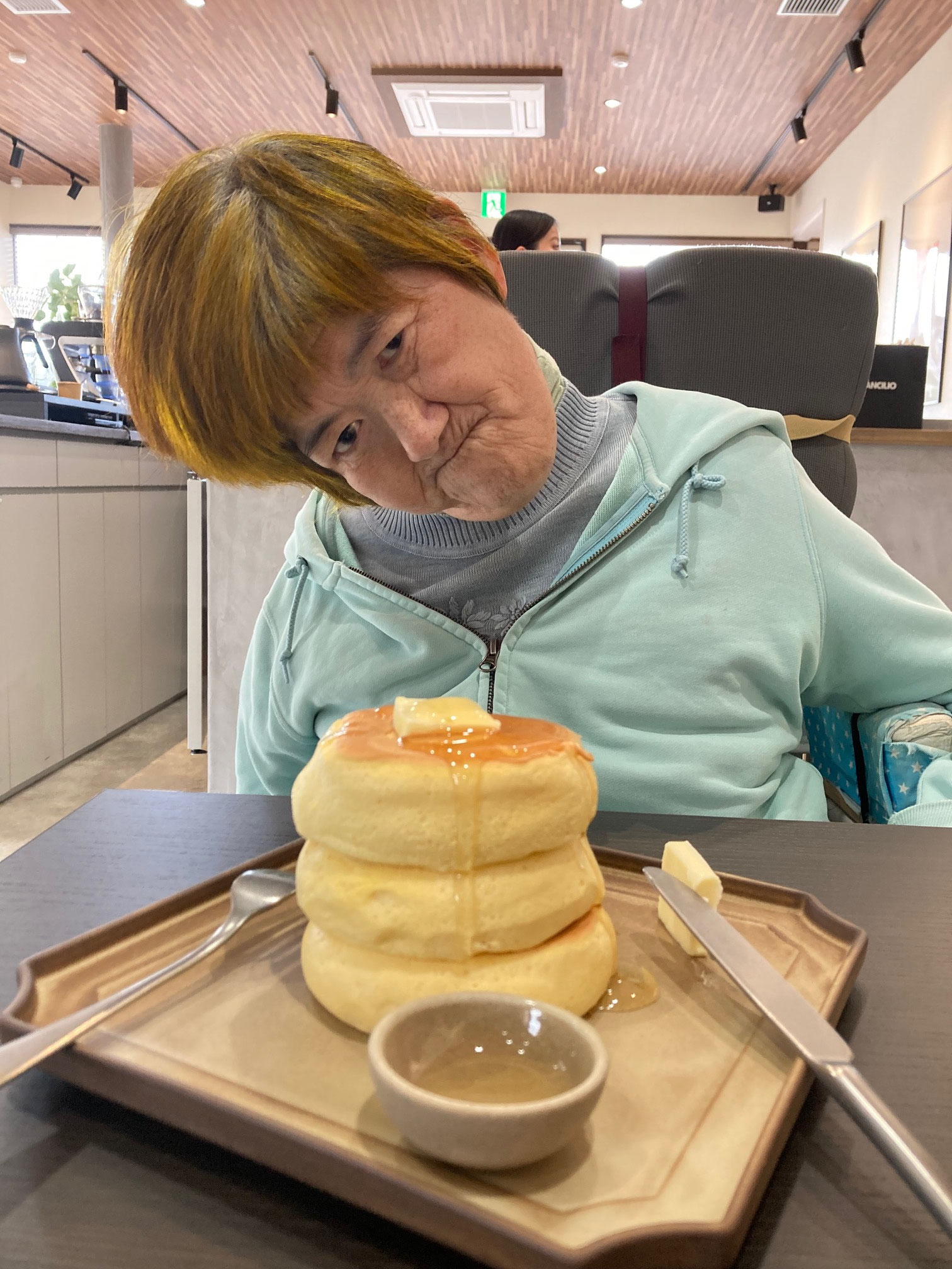 ３段重ねの大きなホットケーキ