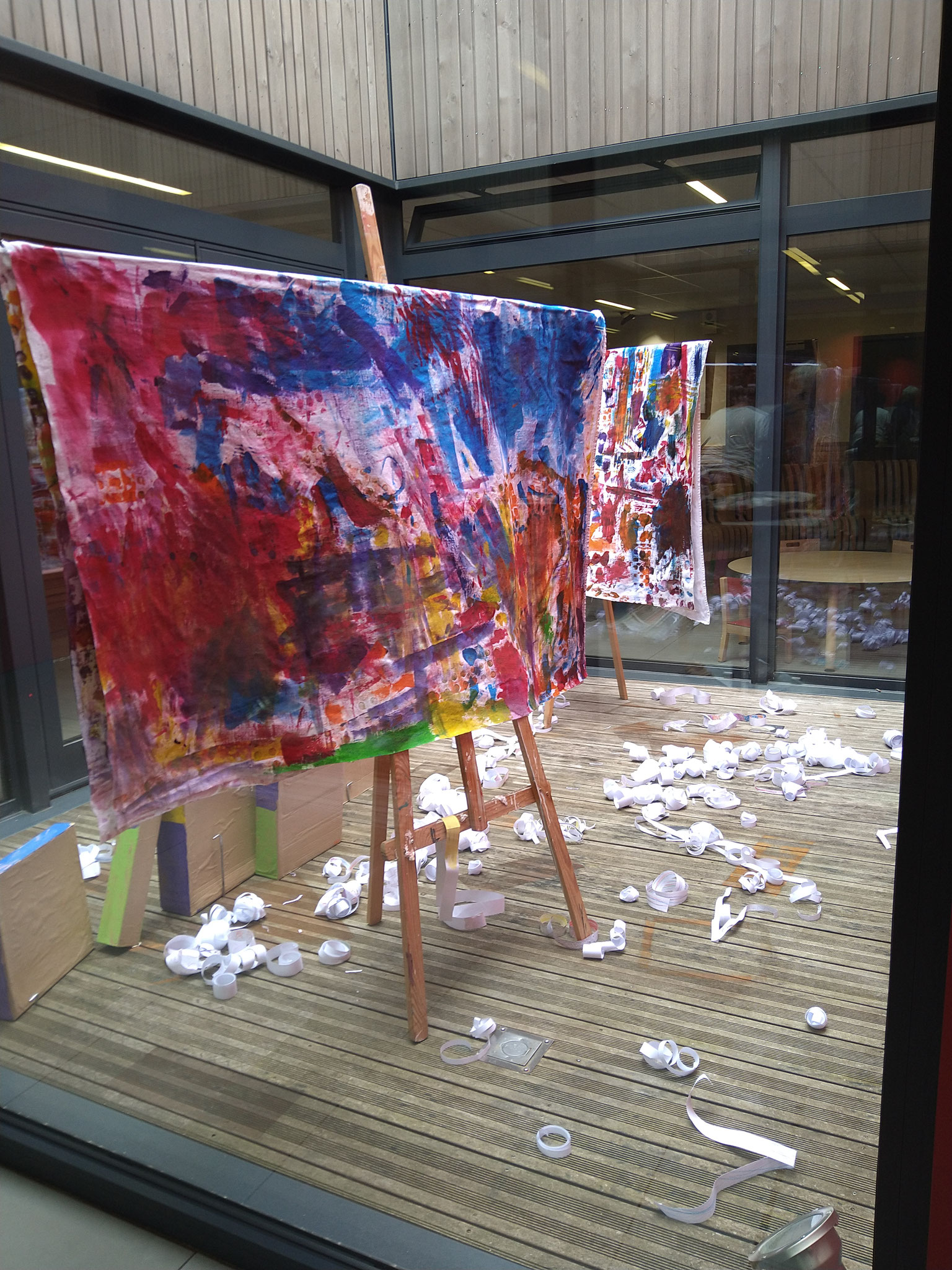 "Empreinte" oeuvre collective réalisée avec les éléves de l'Ecole de Gonneville sur scie - 2023 acrylique sur drap de lin recyclé  1m50x1m