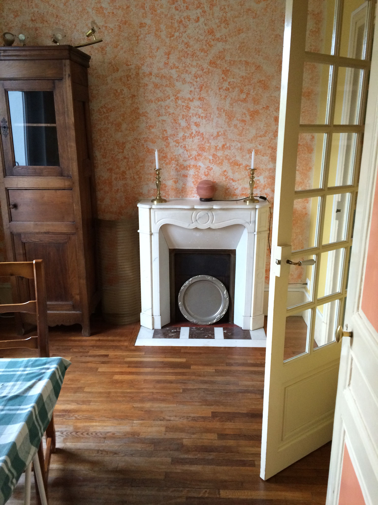 Bureau attenant à la cuisine avant rénovation, dans une maison meulière située à Saint-Leu-la-Forêt.