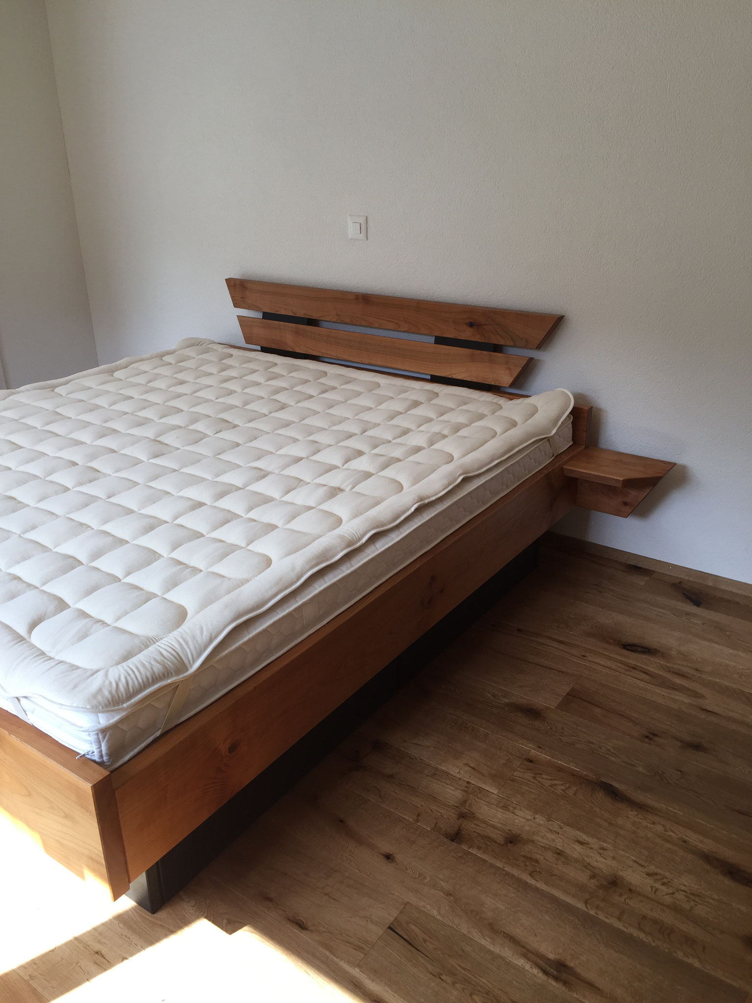 Kirschbaumbett mit praktischen Schubladen